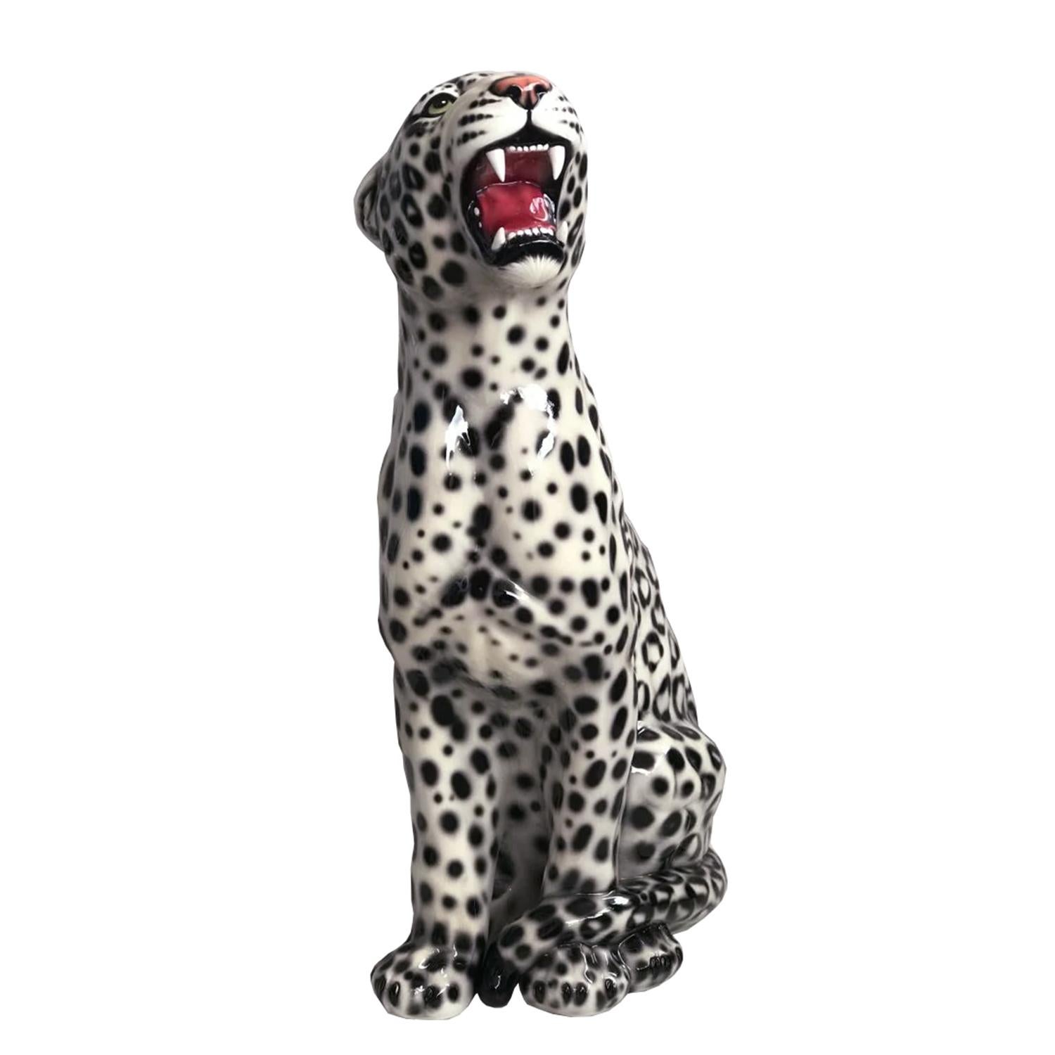 Sculpture léopard noir et blanc à droite.
Le tout en céramique artisanale fabriquée en Italie.