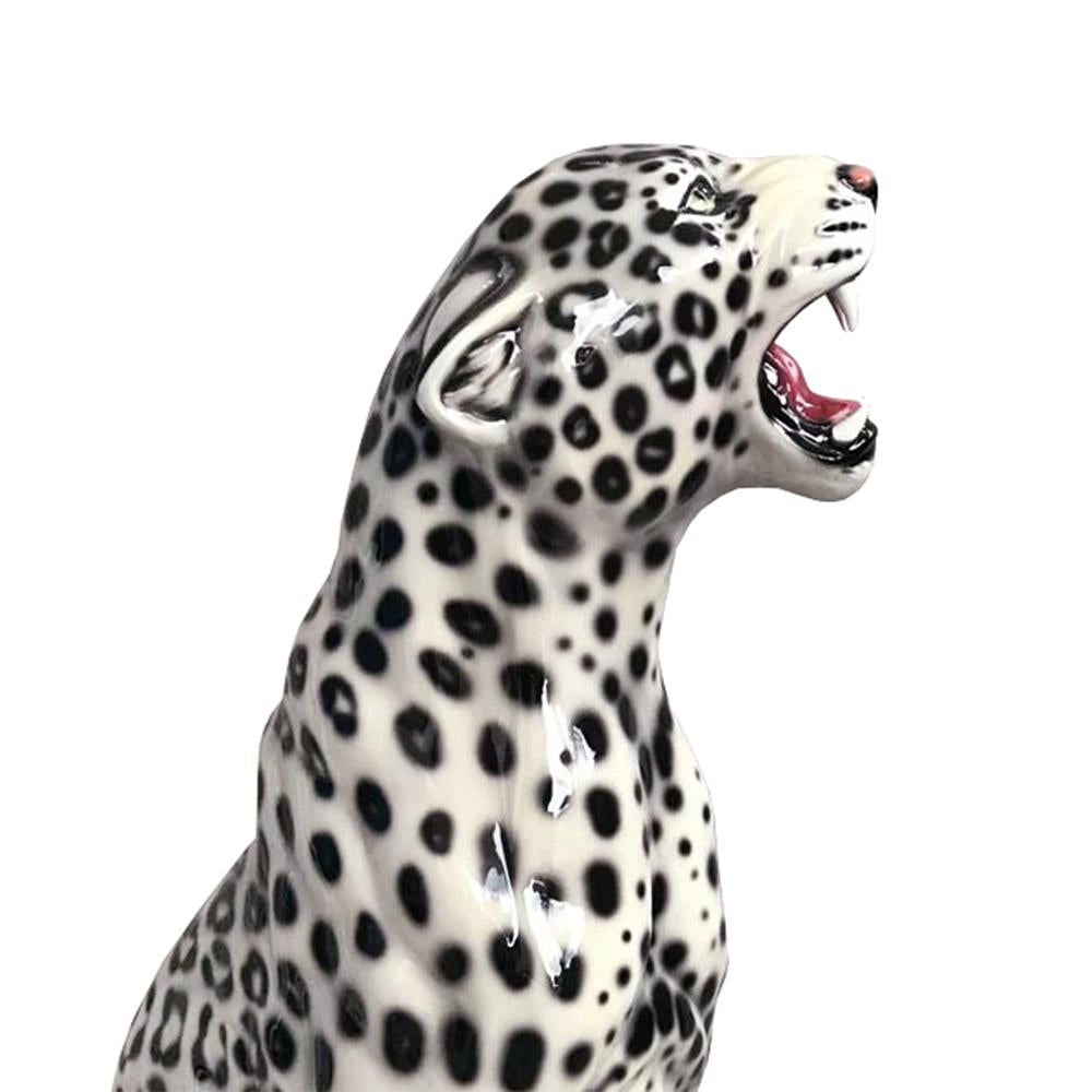 Schwarz-Wei-Leoparden-Skulptur (Handgefertigt) im Angebot