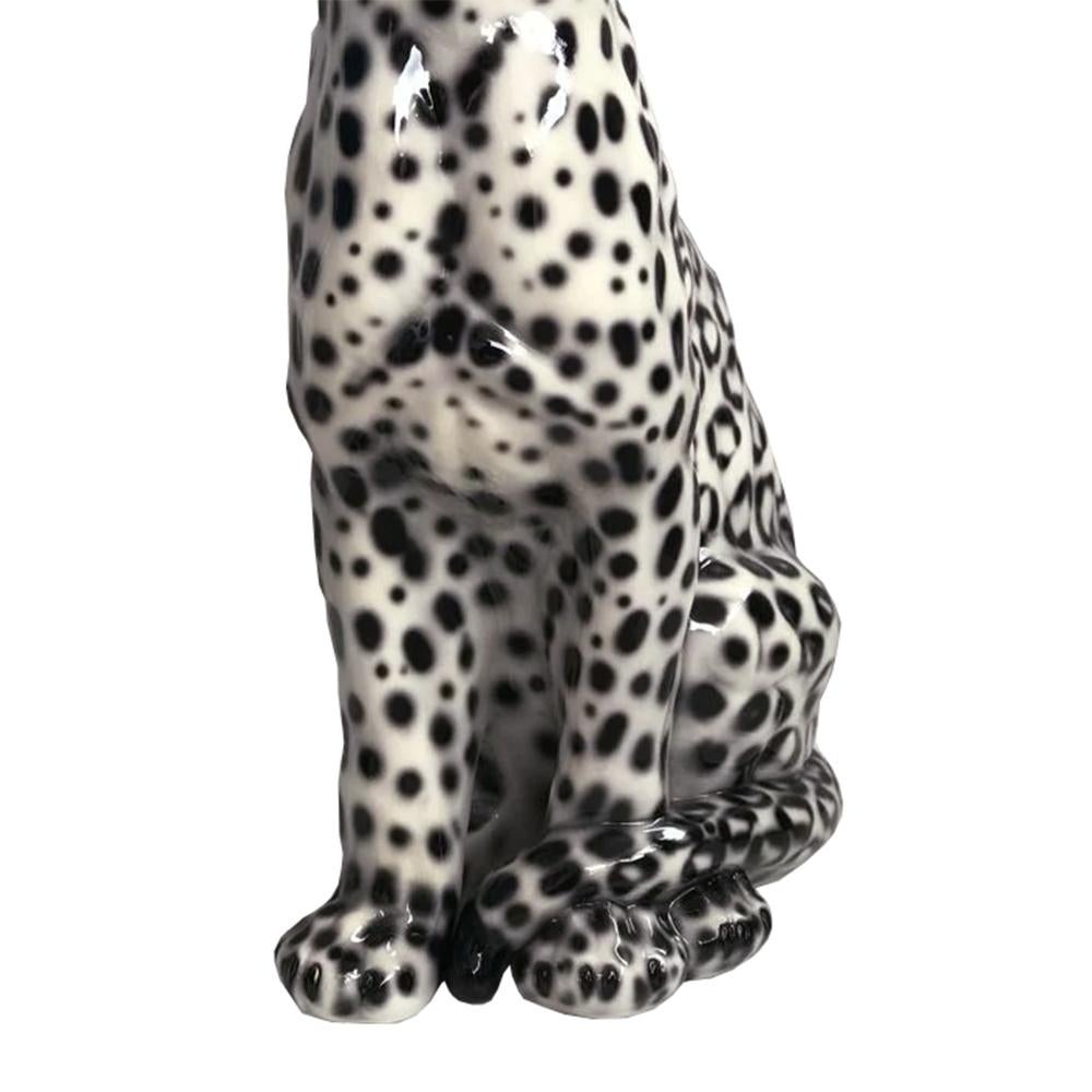 Schwarz-Wei-Leoparden-Skulptur (Keramik) im Angebot