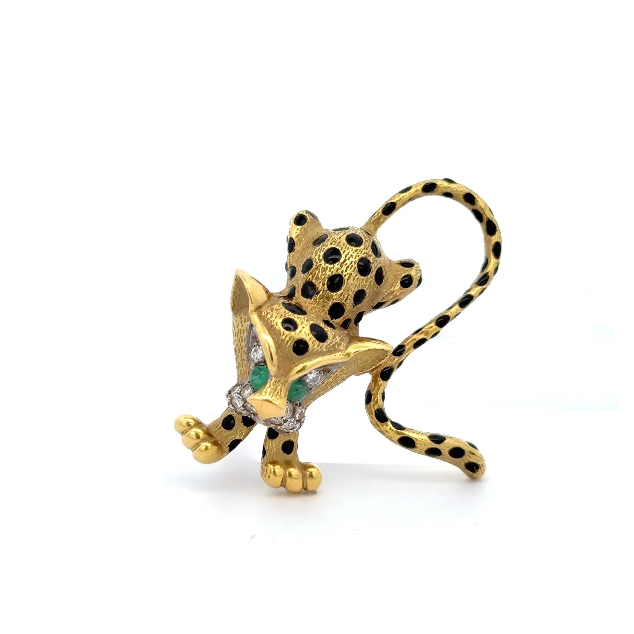 Spilla Leopardo in oro giallo 18 carati e smalto. La spilla presenta accenti di diamanti e smeraldi come occhi e baffi. La spilla misura circa 1,5 per 1,25 pollici e pesa 12 grammi.