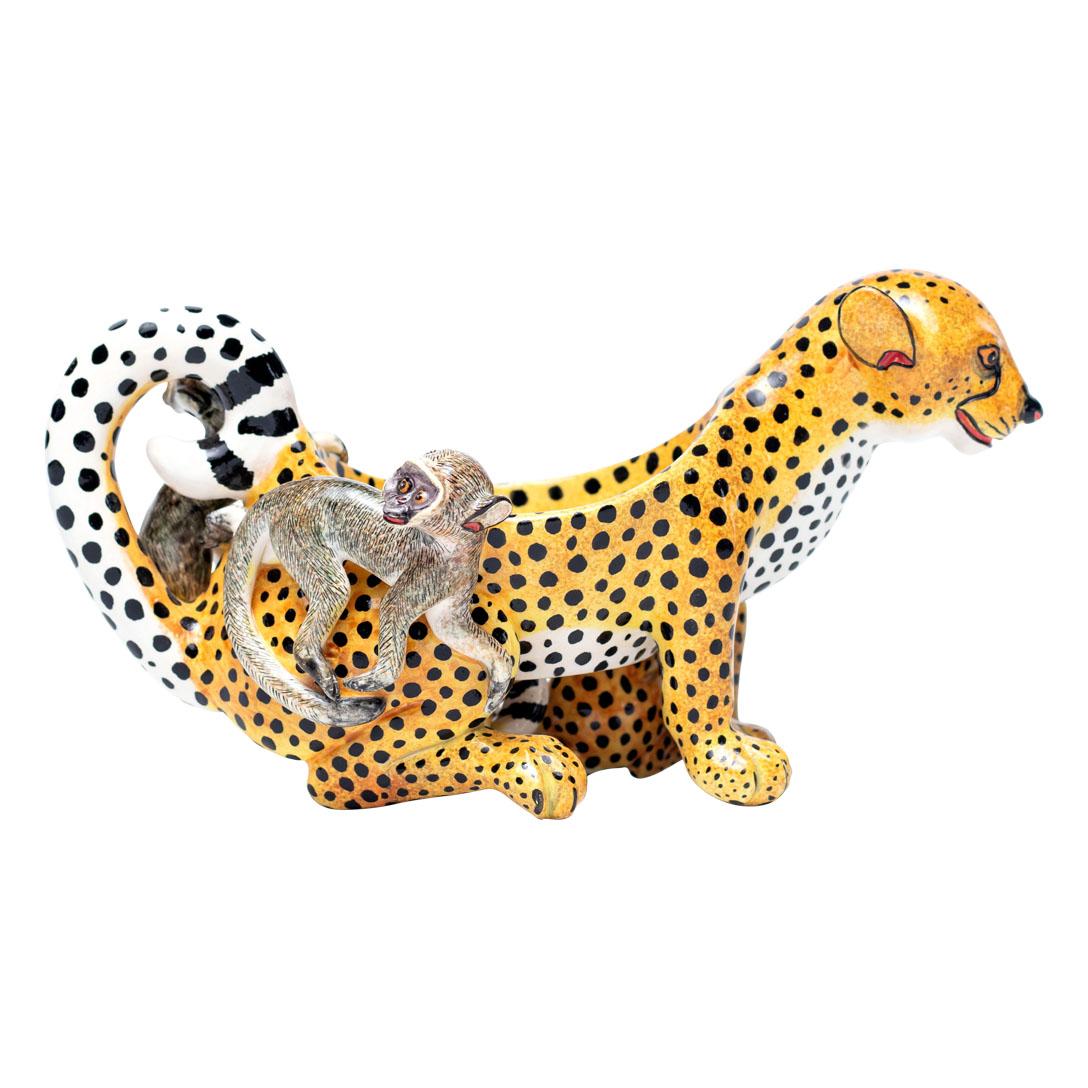 Ciotola per arachidi con ghepardo dipinta a mano da Sabelo Nene e scolpita da Motsamai Sello

Celebra l'eleganza selvaggia del Sudafrica con l'incantevole Cheetah Peanut Bowl, un pezzo sorprendente di Love Art Ceramic. Questa deliziosa ciotola,