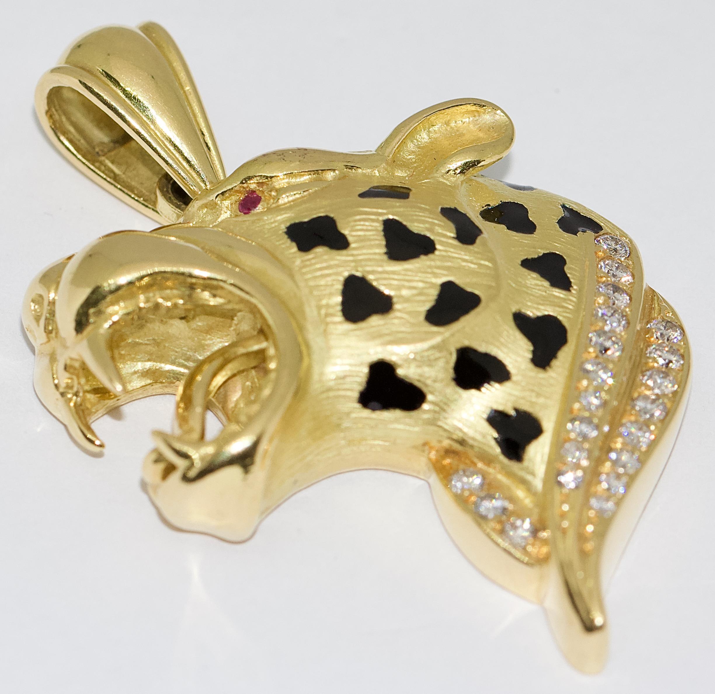Leopard, Geparden-Anhänger, Verzierung 18 Karat Gold mit Emaille, Diamanten und Rubin im Zustand „Hervorragend“ im Angebot in Berlin, DE