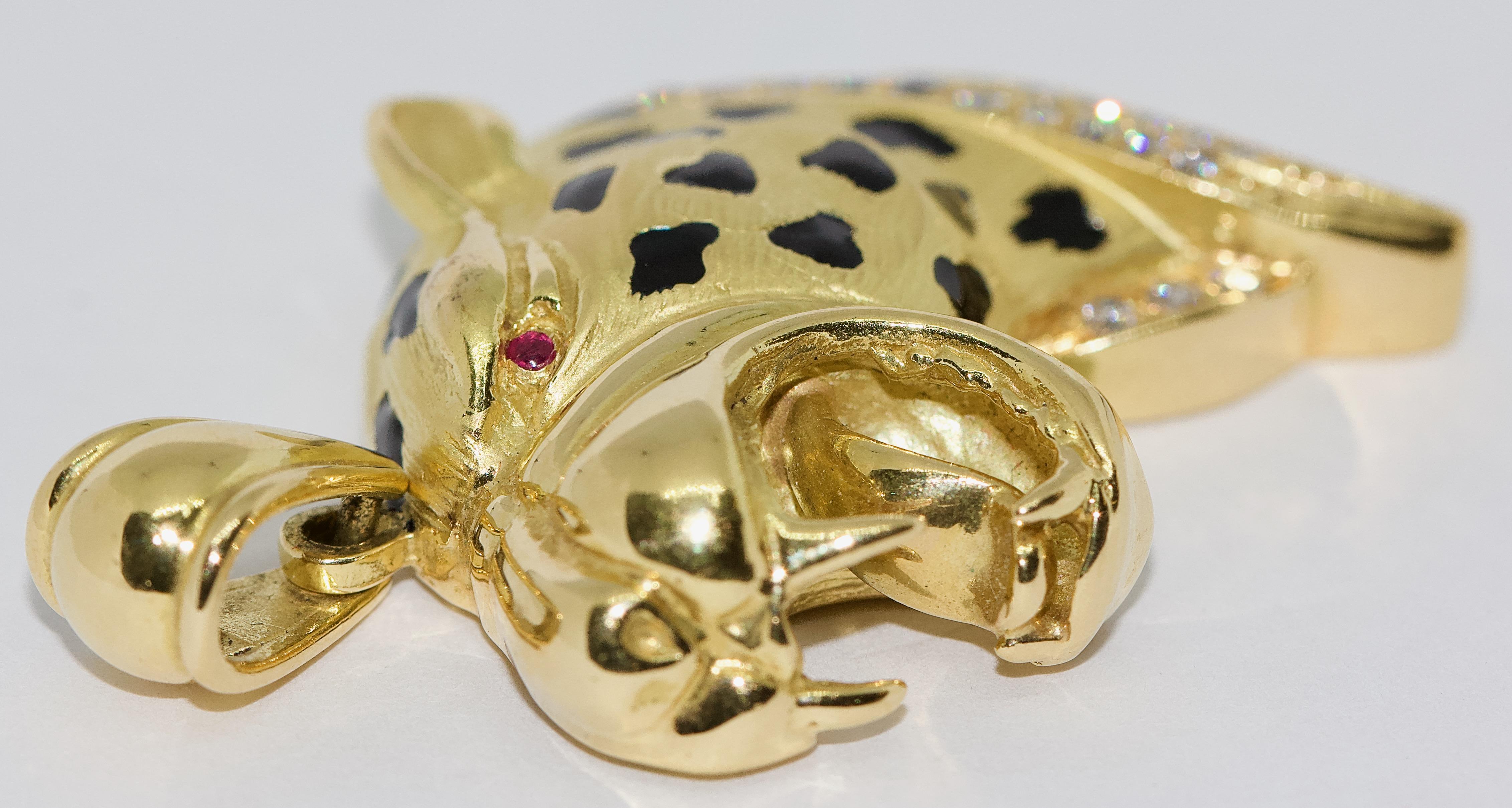 Leopard, Geparden-Anhänger, Verzierung 18 Karat Gold mit Emaille, Diamanten und Rubin im Angebot 1