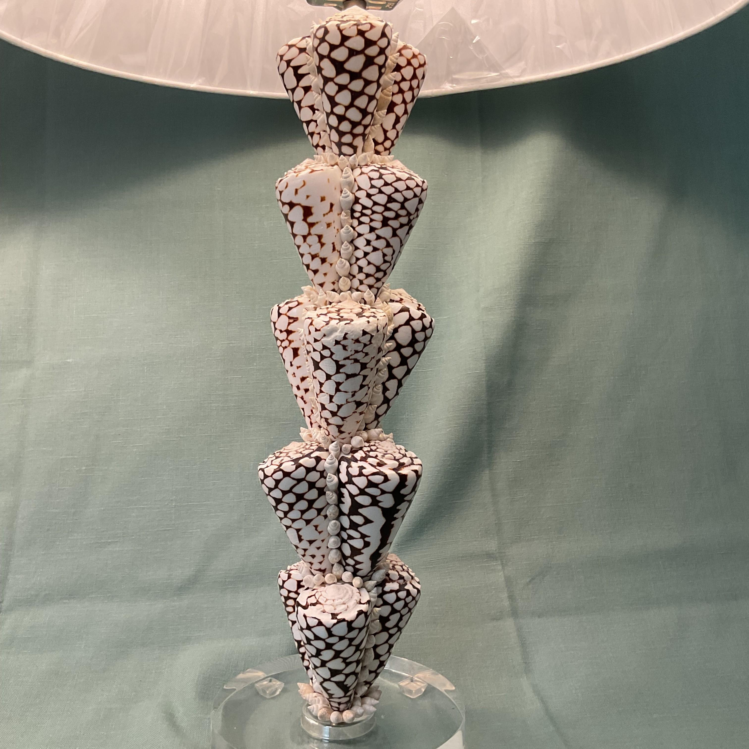 Lampes de table en forme de cône léopard avec abat-jour et fleurons corail en vente 4