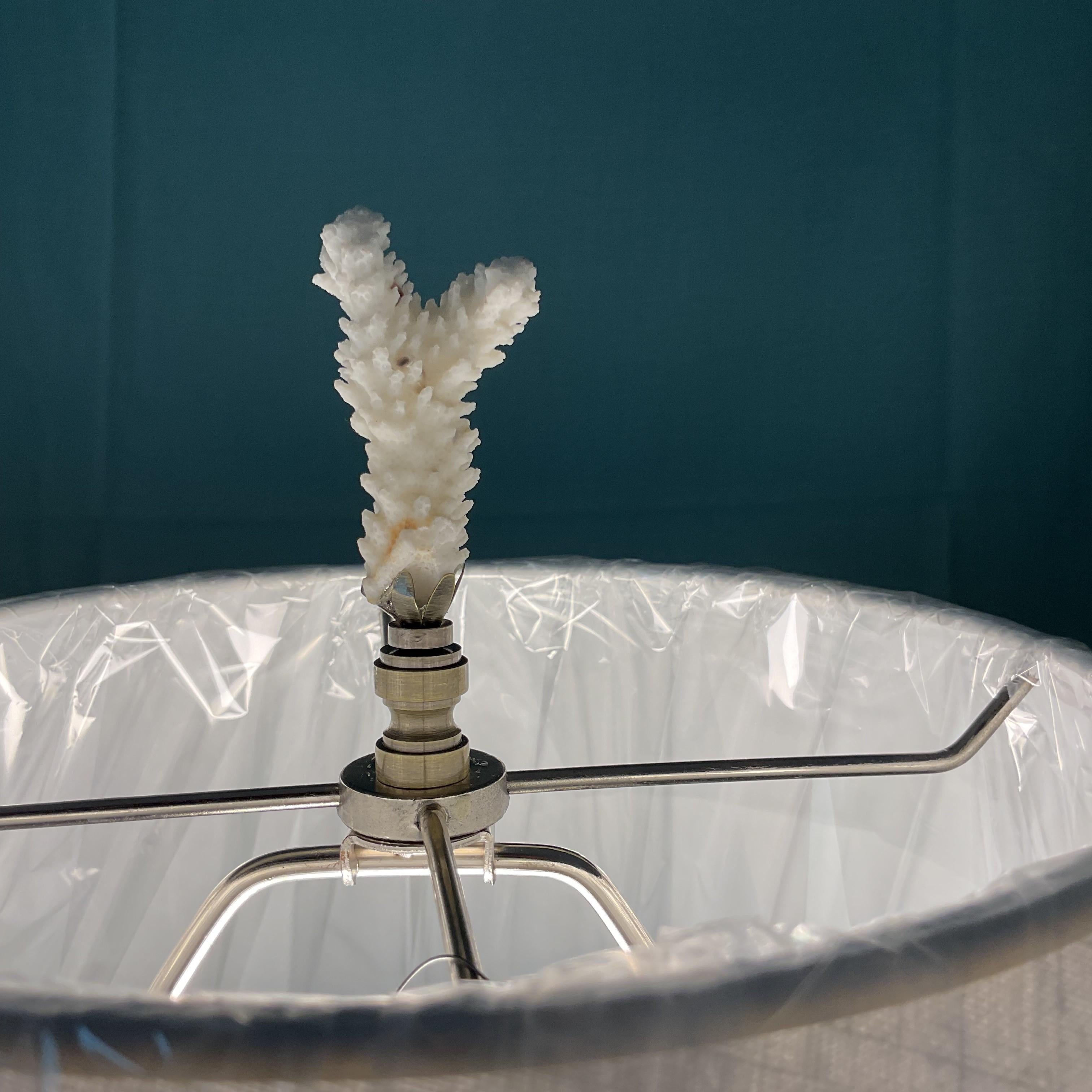 Lampes de table en forme de cône léopard avec abat-jour et fleurons corail en vente 5