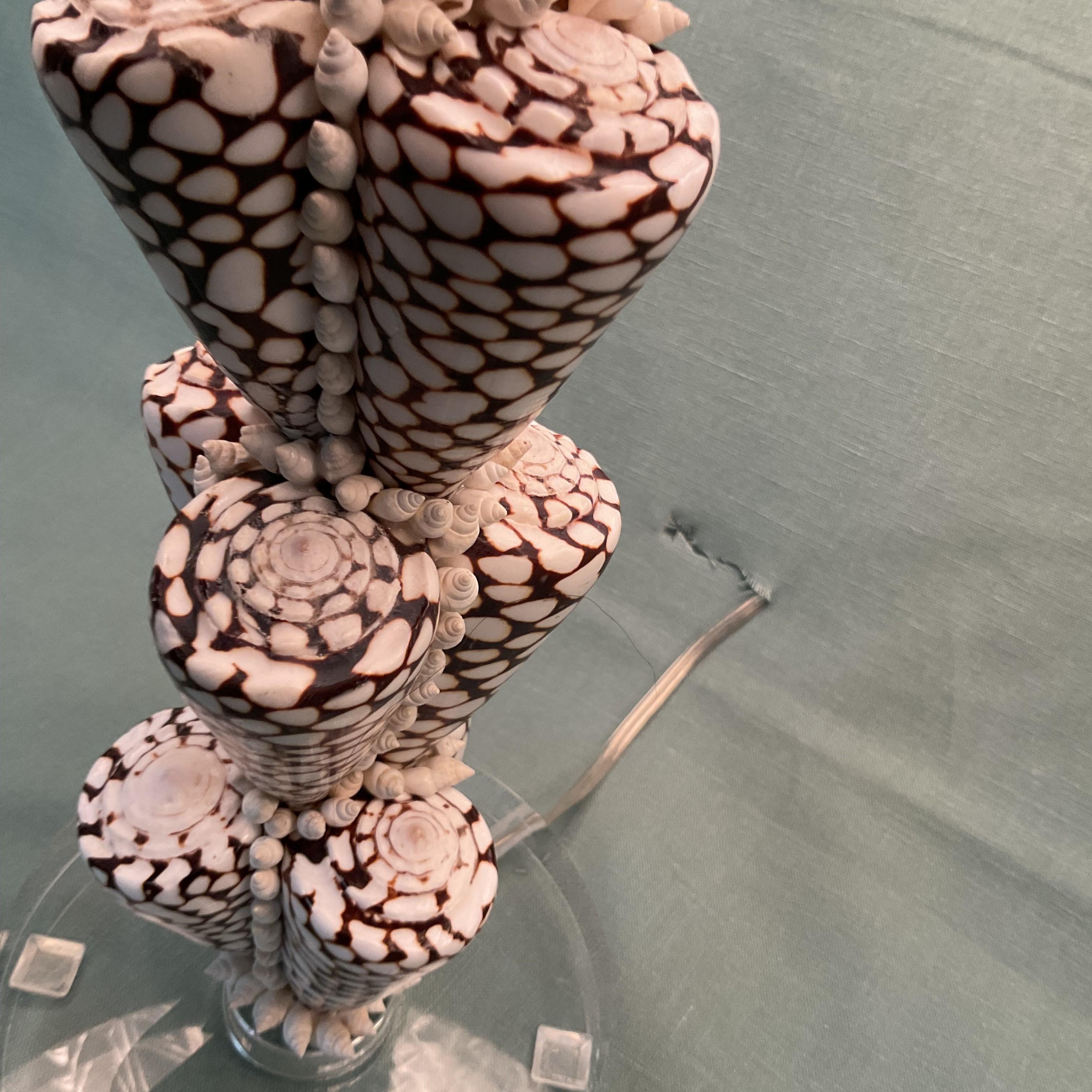 Lampes de table en forme de cône léopard avec abat-jour et fleurons corail en vente 7