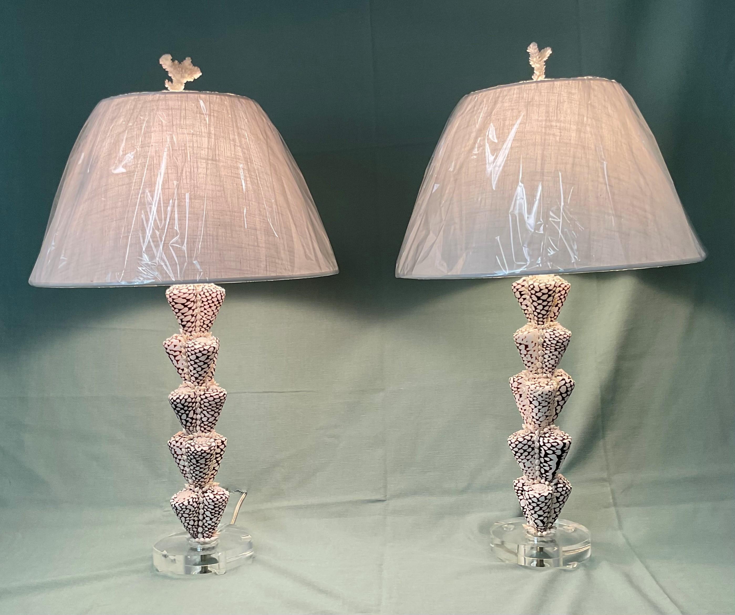 Les lampes de table en forme de cône léopard, magnifiques et simples, sont méticuleusement tapissées de mini coquillages. Bases de 5,5