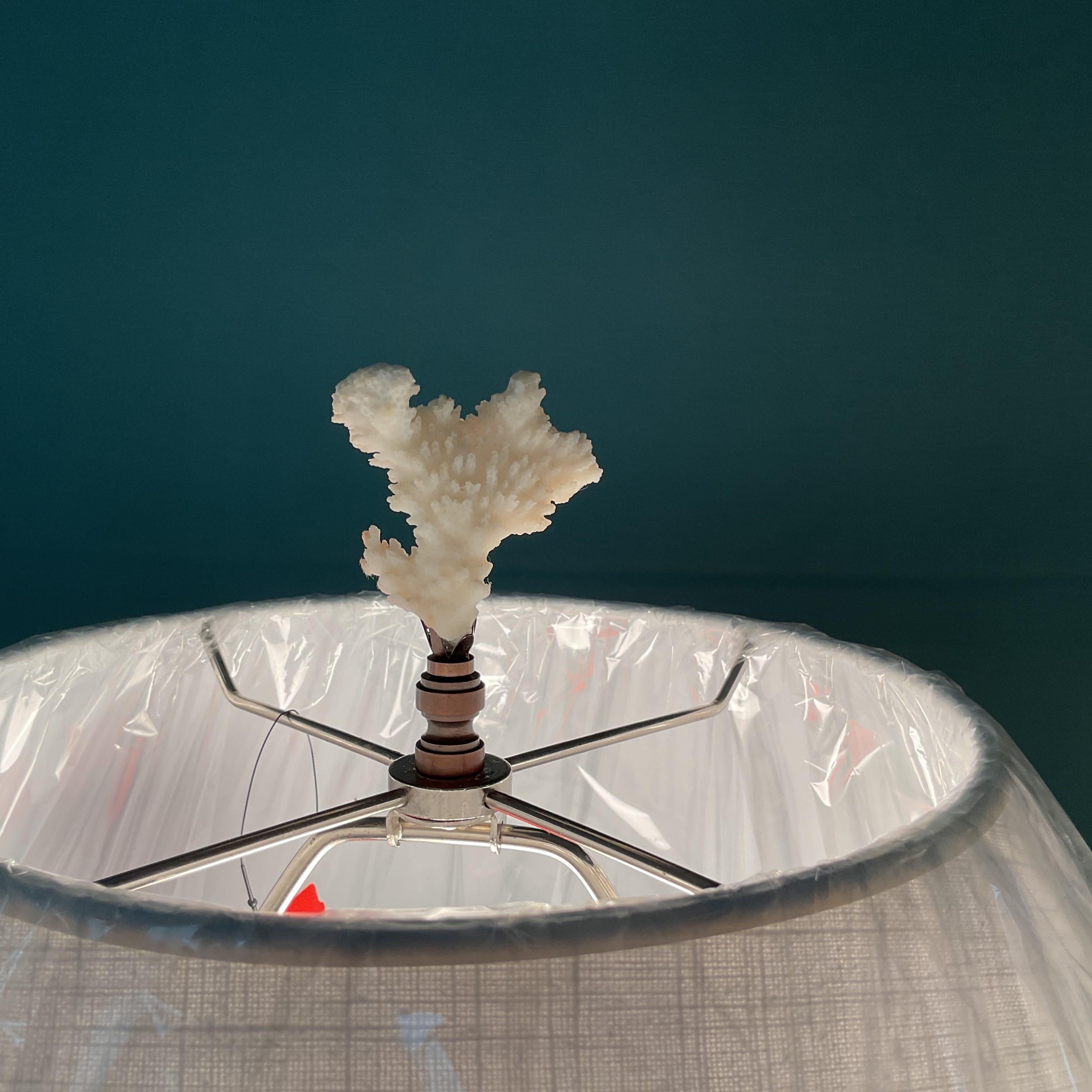 Américain Lampes de table en forme de cône léopard avec abat-jour et fleurons corail en vente