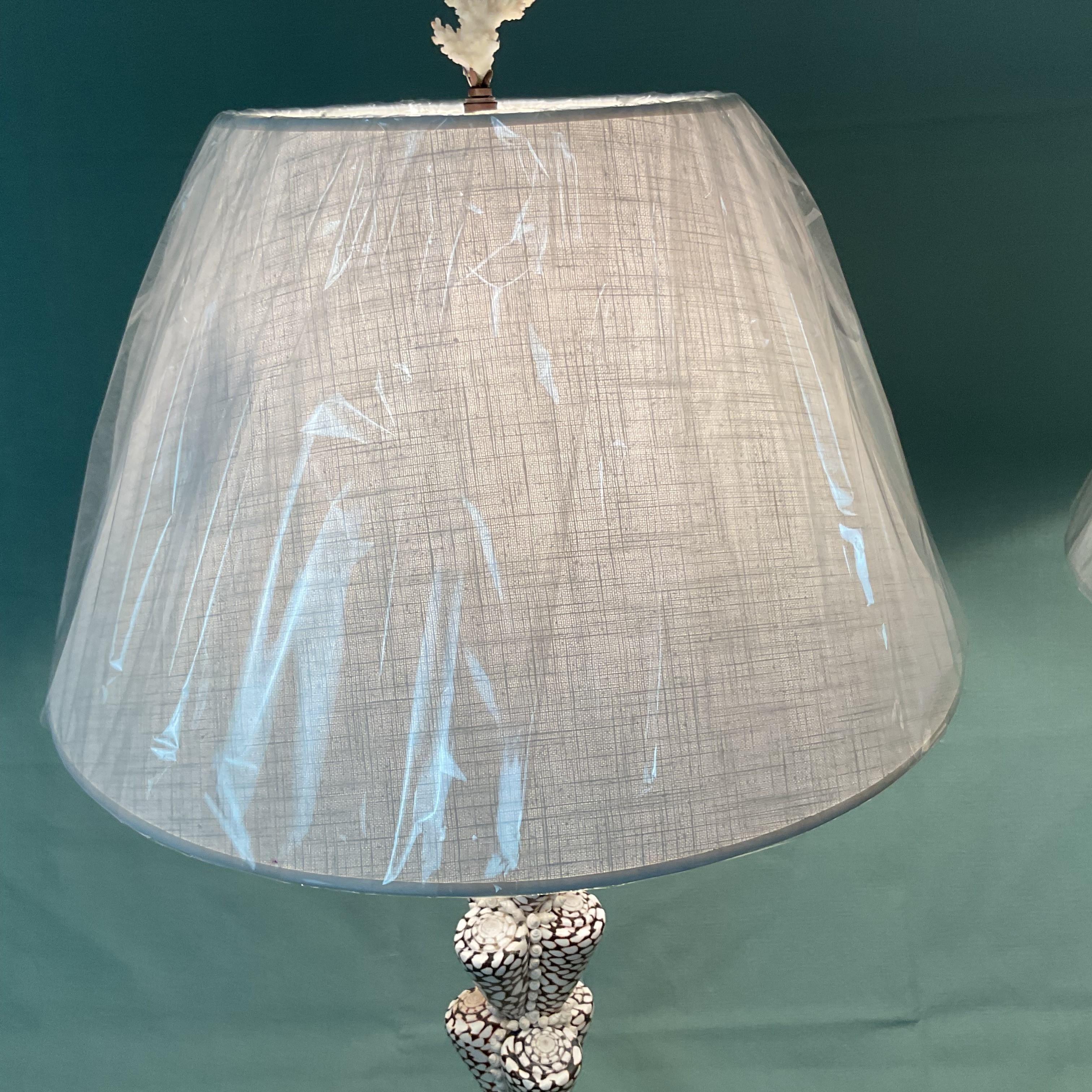 Lampes de table en forme de cône léopard avec abat-jour et fleurons corail Bon état - En vente à West Palm Beach, FL