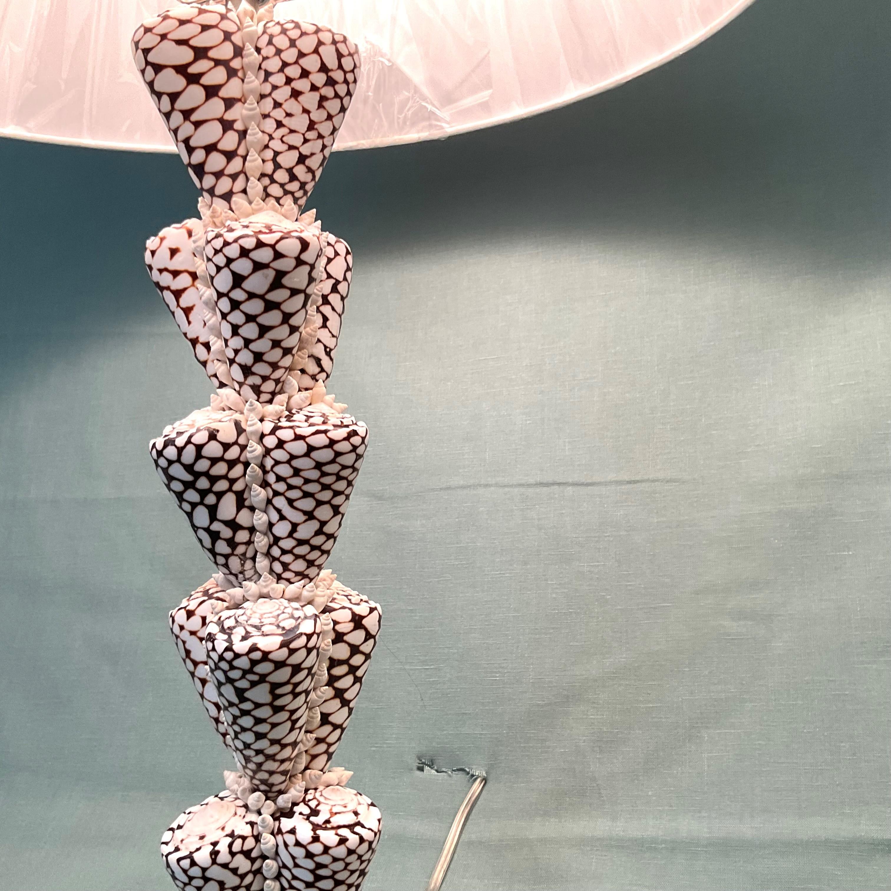 XXIe siècle et contemporain Lampes de table en forme de cône léopard avec abat-jour et fleurons corail en vente