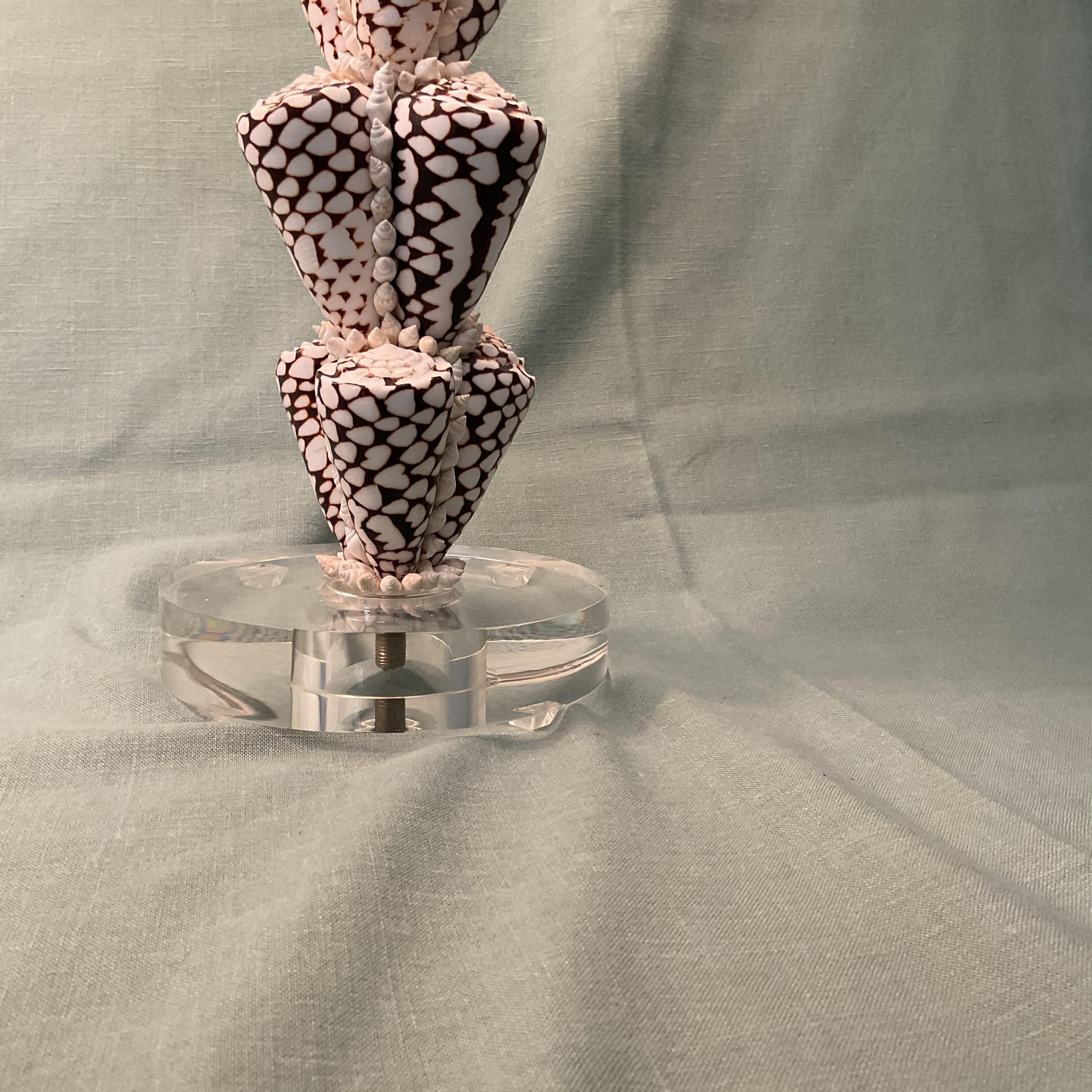 Lampes de table en forme de cône léopard avec abat-jour et fleurons corail en vente 1