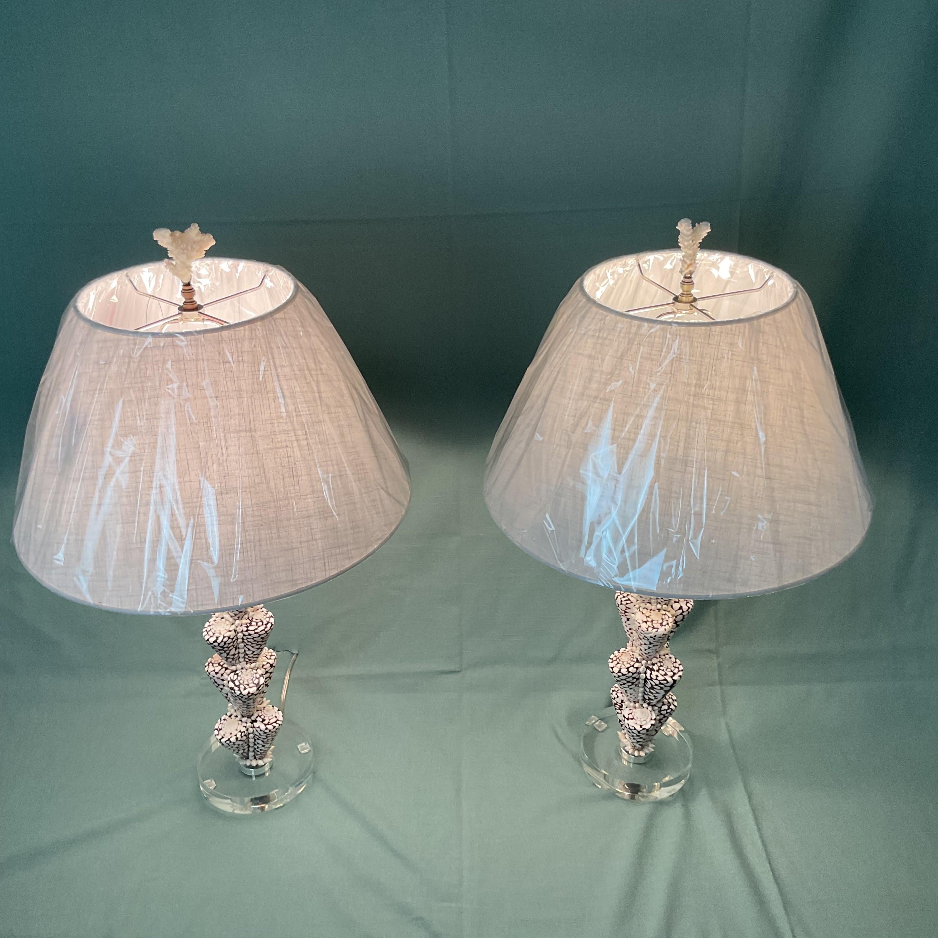 Lampes de table en forme de cône léopard avec abat-jour et fleurons corail en vente 2