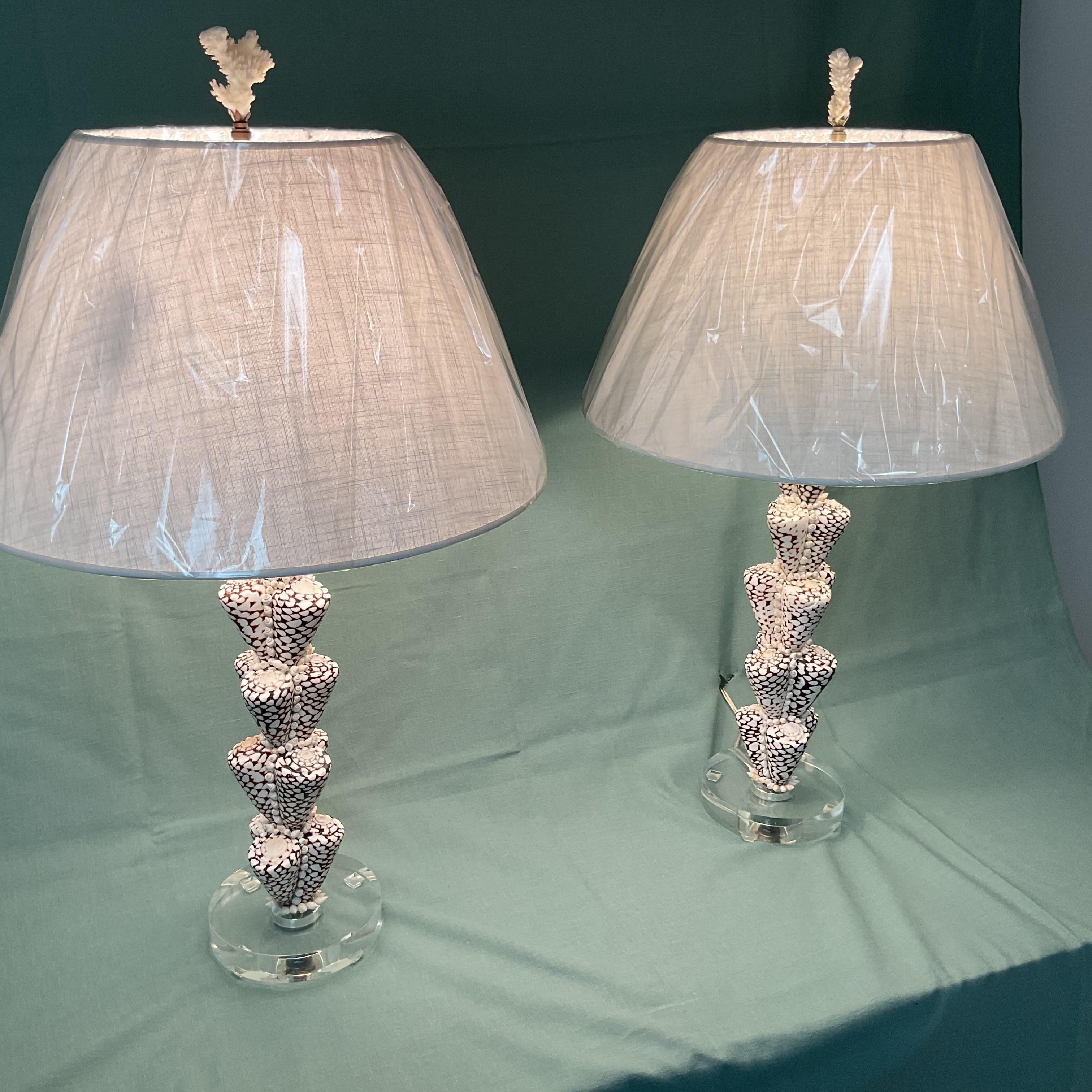 Lampes de table en forme de cône léopard avec abat-jour et fleurons corail en vente 3