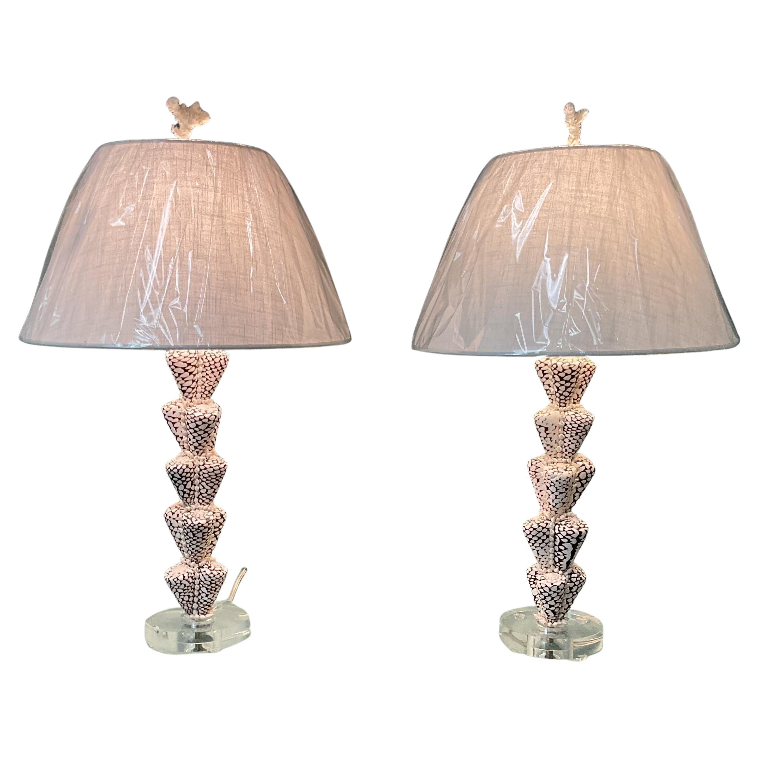 Lámparas de mesa de concha de leopardo con pantallas y remates de coral