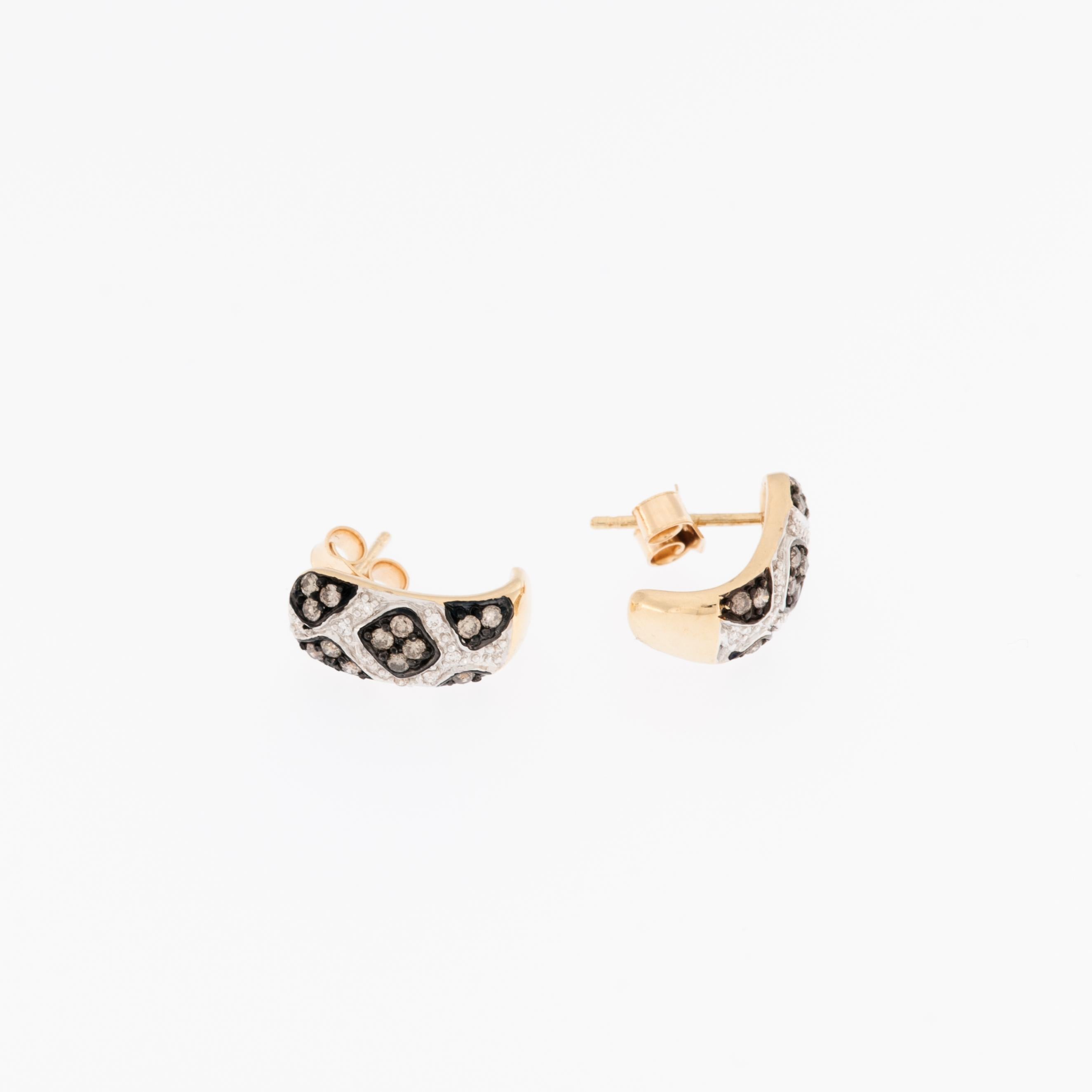 Leopard Design Earrings in 18kt Yellow Gold with Diamonds and Enamel are a beautiful and luxurious piece of jewelry. 

These earrings are crafted from 18kt yellow gold, which is known for its durability and timeless appeal. 

The earrings feature a