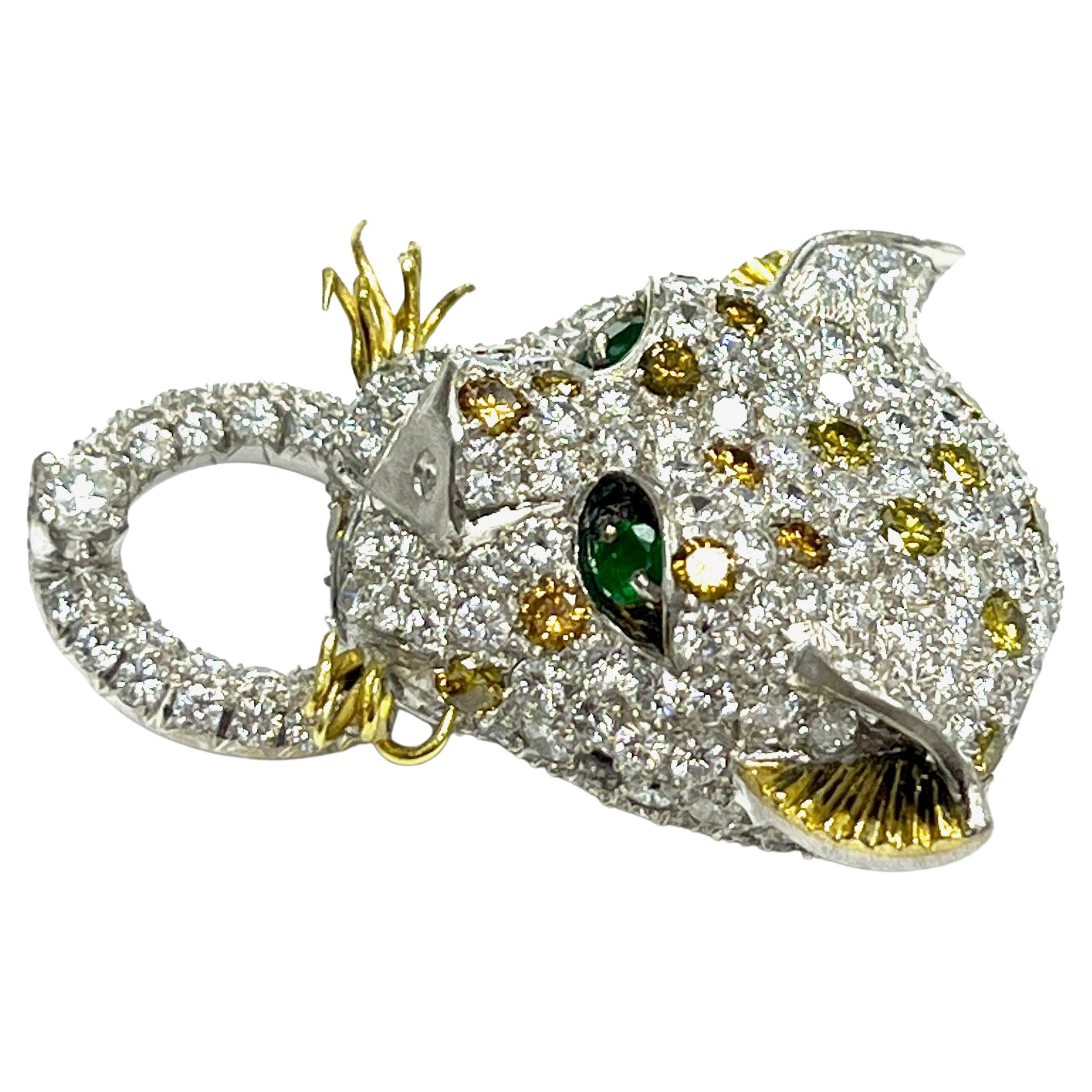 Contemporary Leopard Diamond Emerald White & Yellow Gold Brooch For Sale
