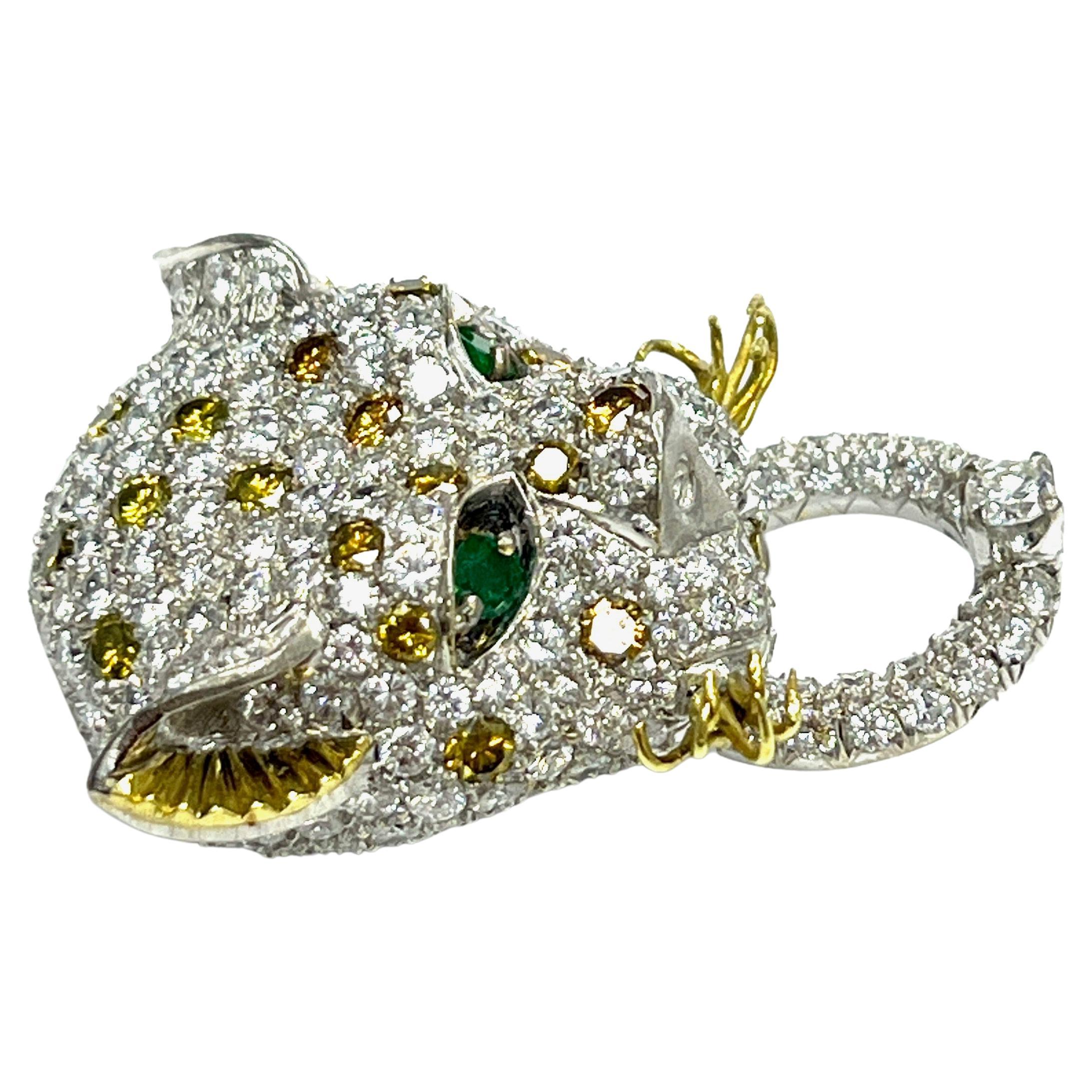 Leopard Diamond Emerald White & Yellow Gold Brooch In Excellent Condition For Sale In New York, NY