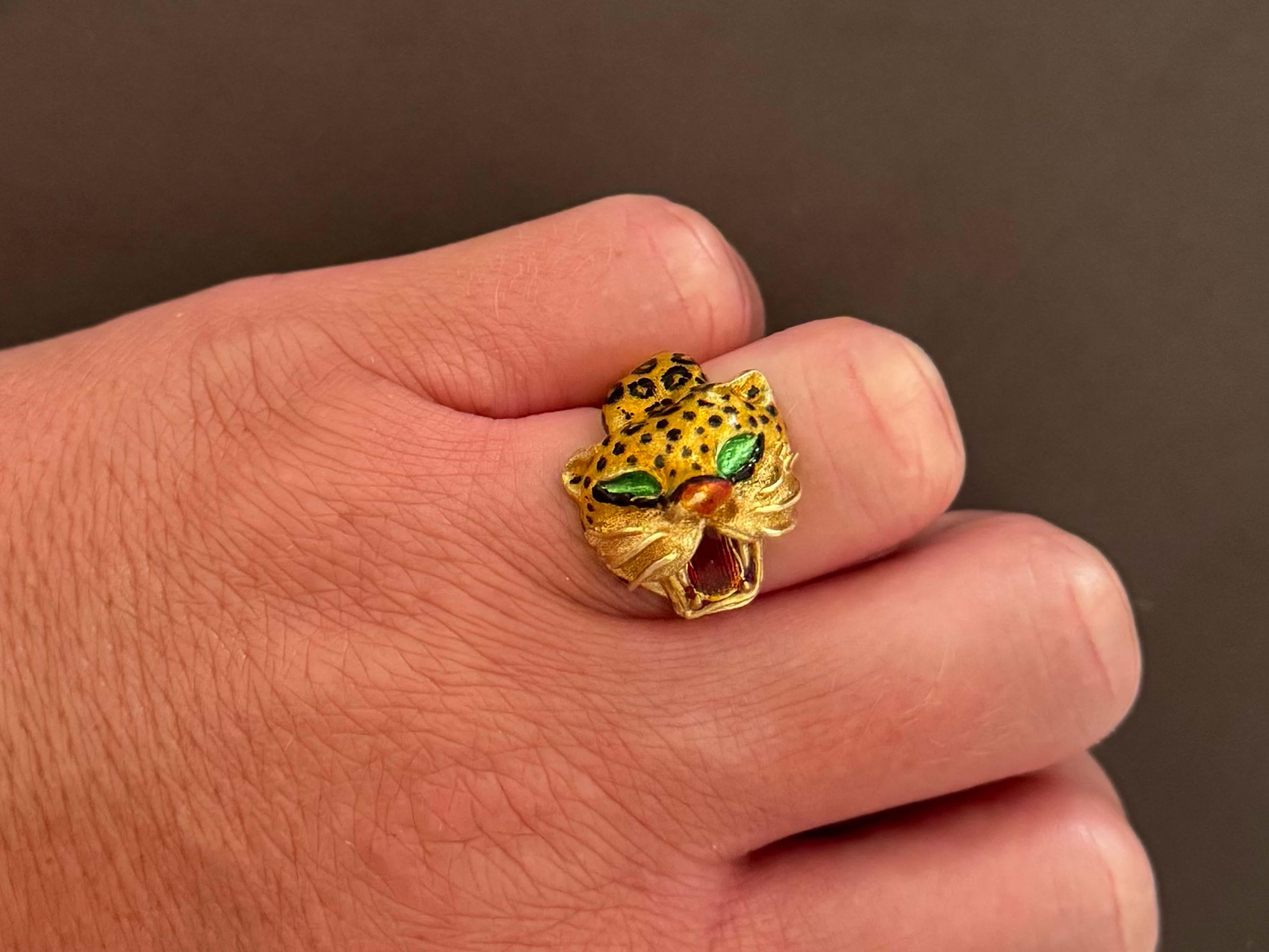 Specifiche dell'articolo:

Metallo: Oro giallo 18 carati

Peso totale: 13,7 grammi

Misura dell'anello: 5.5

Testa di leopardo Larghezza: 18 mm 

Condizioni: Usato, eccellente

Timbro: 