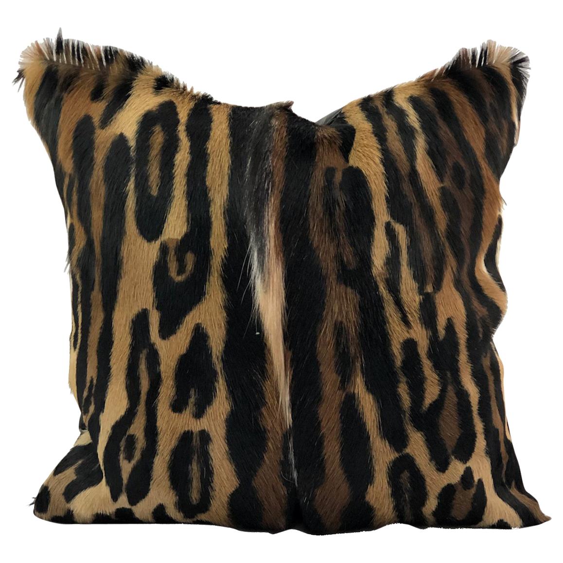 Es ist die Saison der wilden und exotischen Leopardenmuster, also befreien Sie Ihr Interieur mit diesem glamourösen Leopardenfell-Kissen. Ein wunderschön gestalteter Druck, der im Siebdruckverfahren auf ein afrikanisches Springbockfell gedruckt