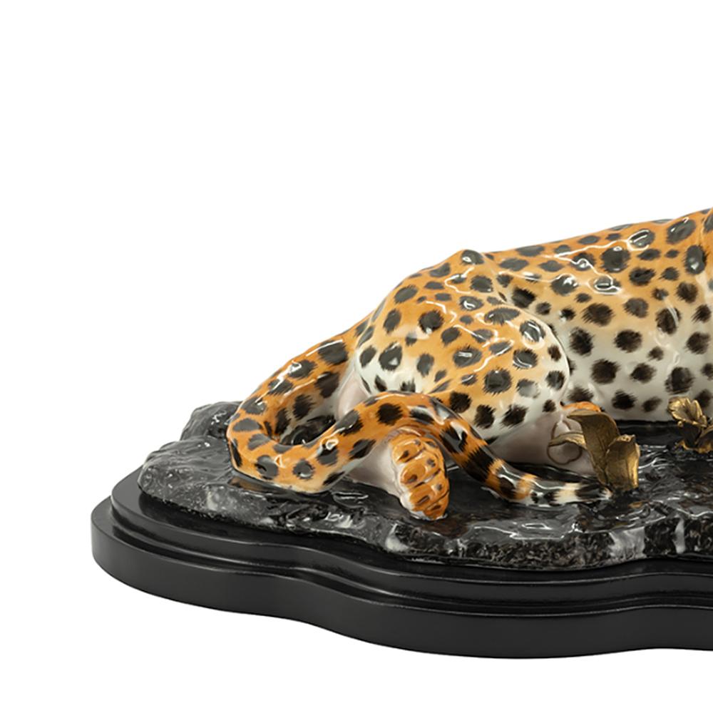 italien Sculpture de léopard allongé en porcelaine en vente