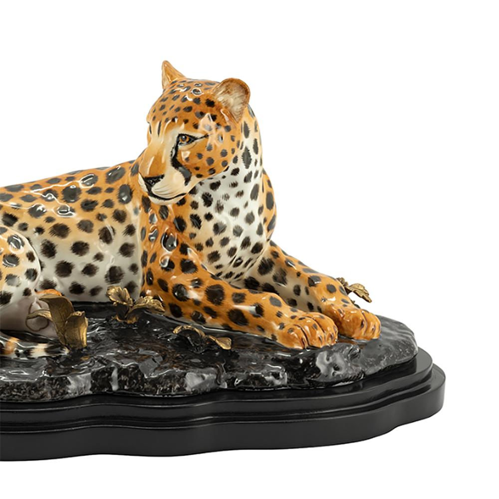 Peint à la main Sculpture de léopard allongé en porcelaine en vente