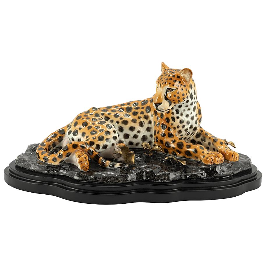 Escultura de leopardo tumbado en porcelana en venta