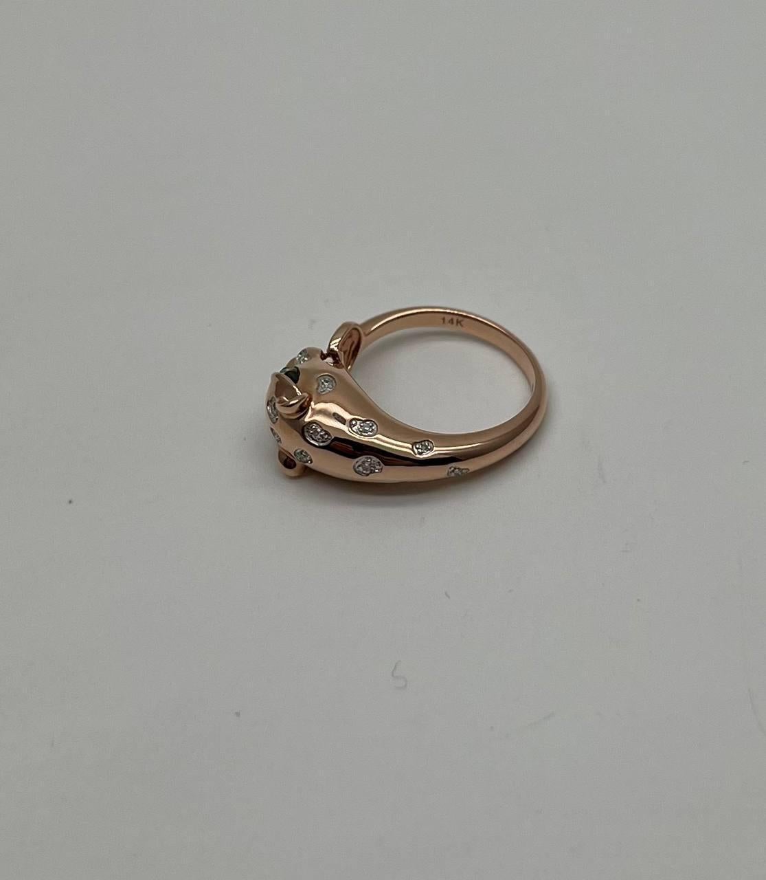 Cette bague élégante et raffinée est ornée d'un motif de panthère aux détails complexes.
La bague est ornée de diamants étincelants sertis dans le corps de la panthère, ajoutant une touche de luxe et de sophistication.
Réalisée dans un ton chaud