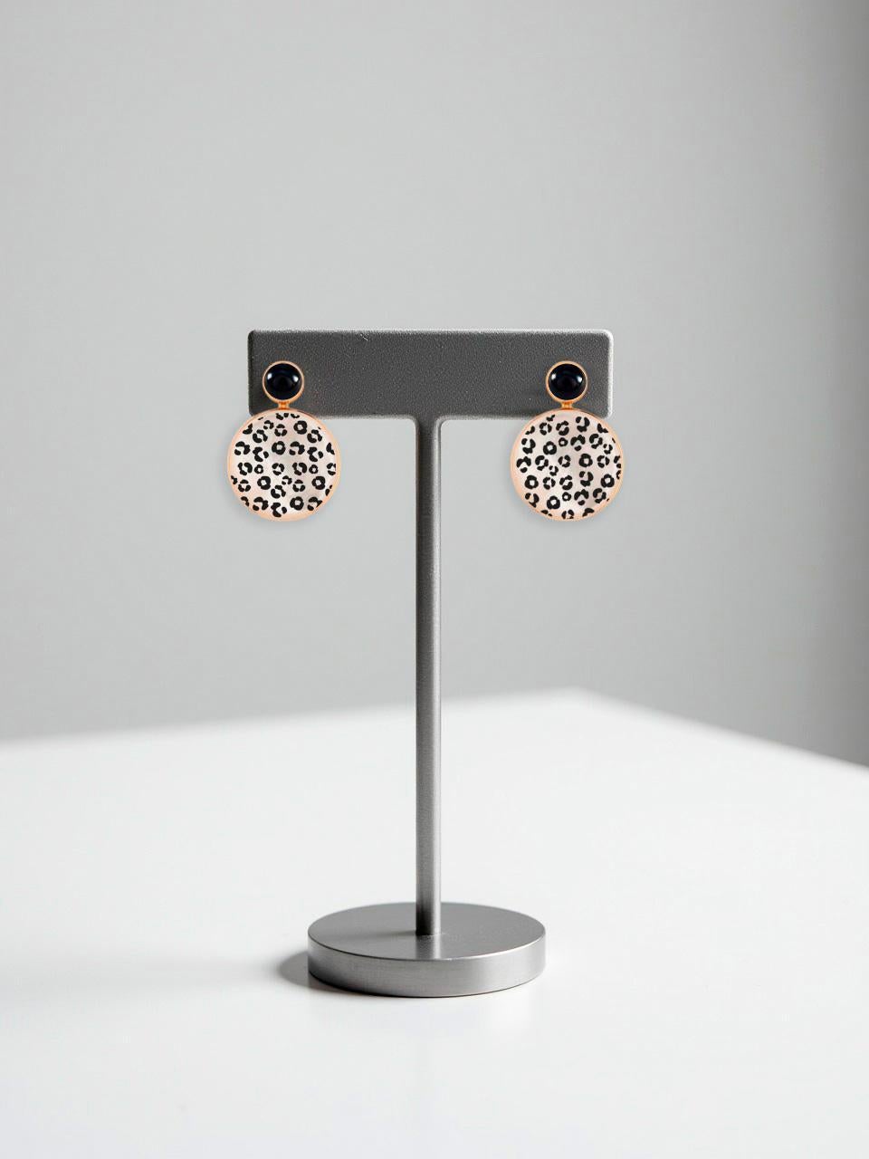 Boucles d'oreilles en nacre avec onyx noir et dessin de léopard noir et blanc. Boucles d'oreilles en coquillage faites à la main avec des animaux sauvages et de l'onyx noir. Boucles d'oreilles pour mariage de plage. Boucles d'oreilles de plage en