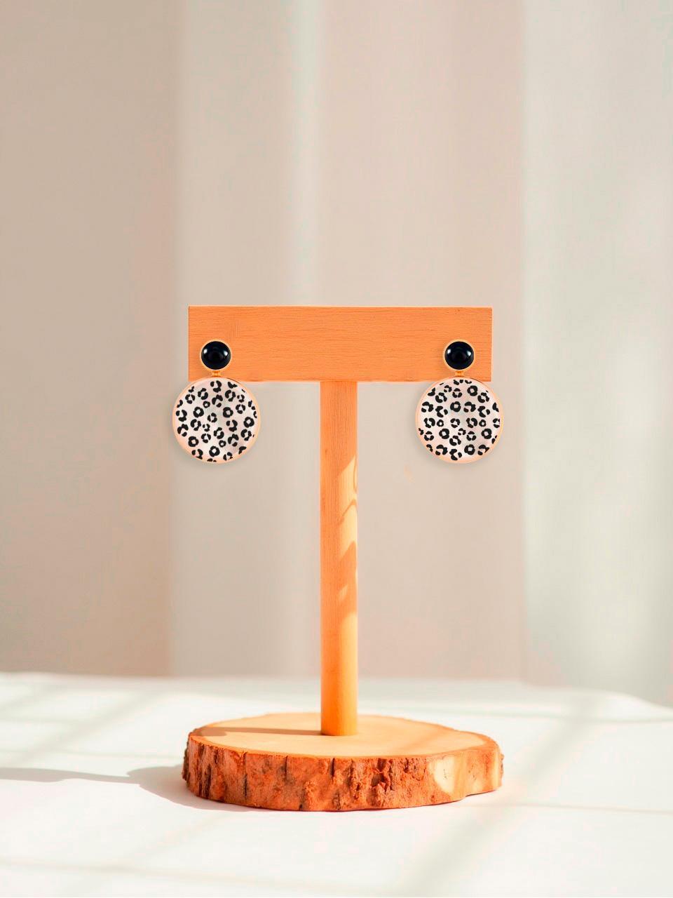 Taille ronde Boucles d'oreilles léopard noir et blanc avec onyx et nacre en vente