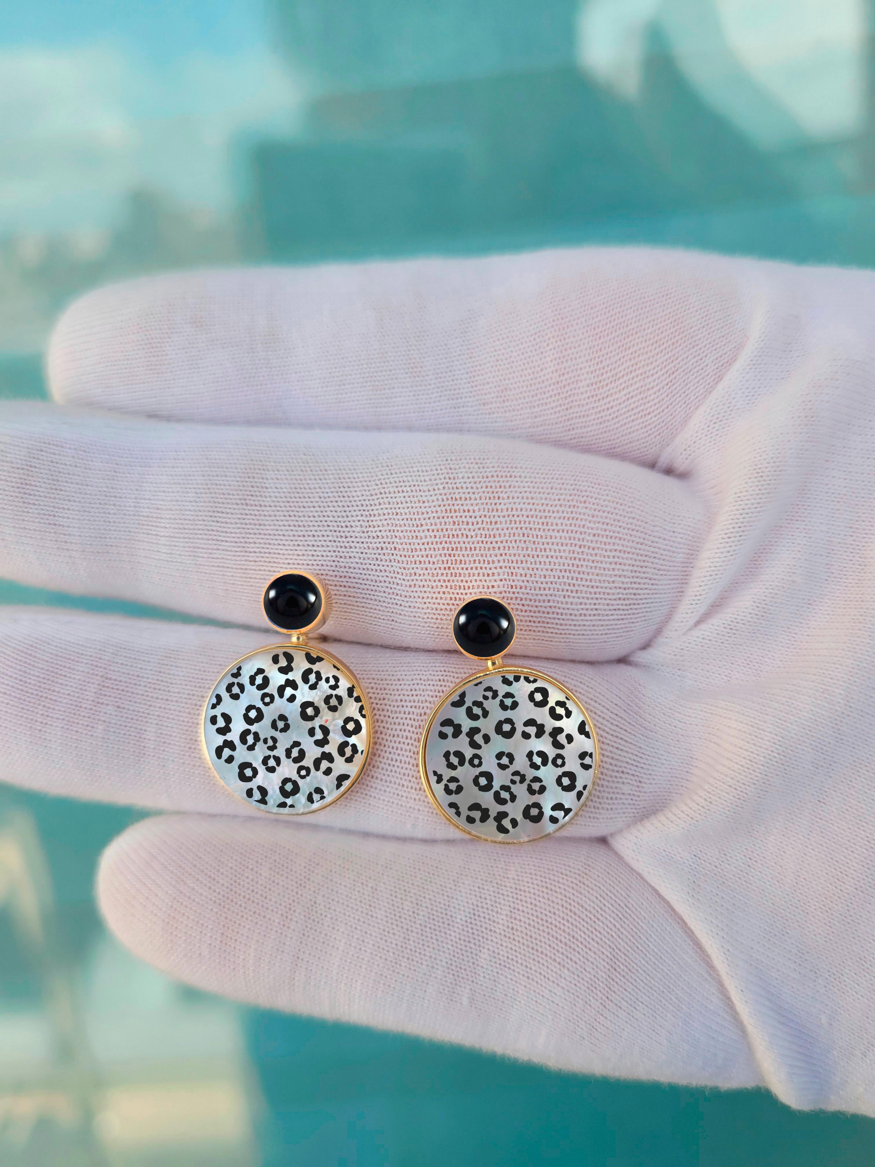 Boucles d'oreilles léopard noir et blanc avec onyx et nacre Neuf - En vente à Istanbul, TR
