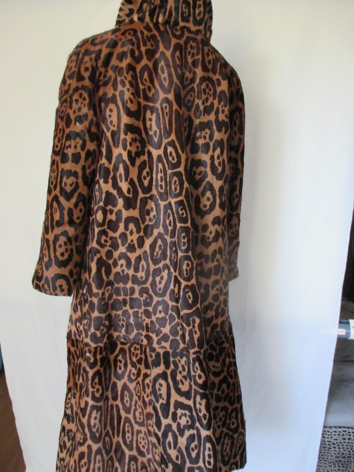 Dieser seltene Vintage-Mantel ist aus gefärbtem, bedrucktem Ponyhaarpelz mit Leopardenmuster gefertigt.

Wir bieten weitere exklusive Pelzartikel an, siehe unseren Frontstore.

Einzelheiten:
Umkehrbar 
Schwarzes Futter
Keine Verschlusshaken/Knöpfe,