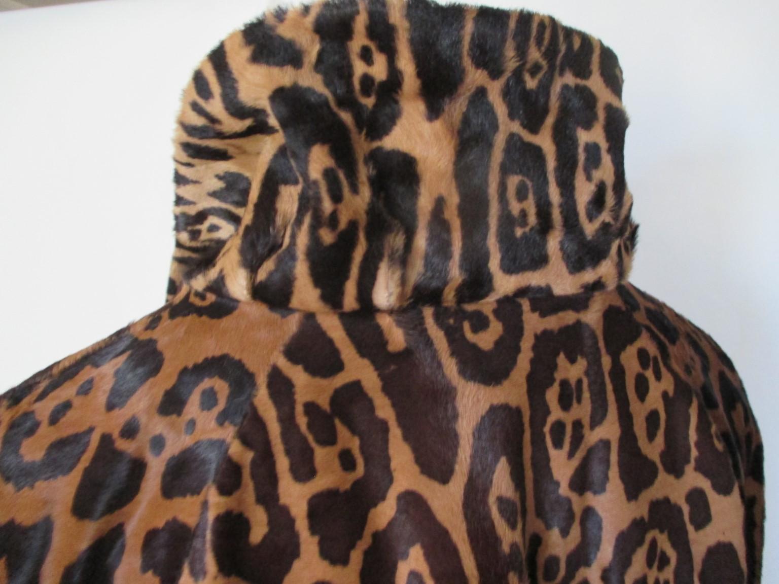 Noir Manteau long réversible en poils de poney léopard en vente
