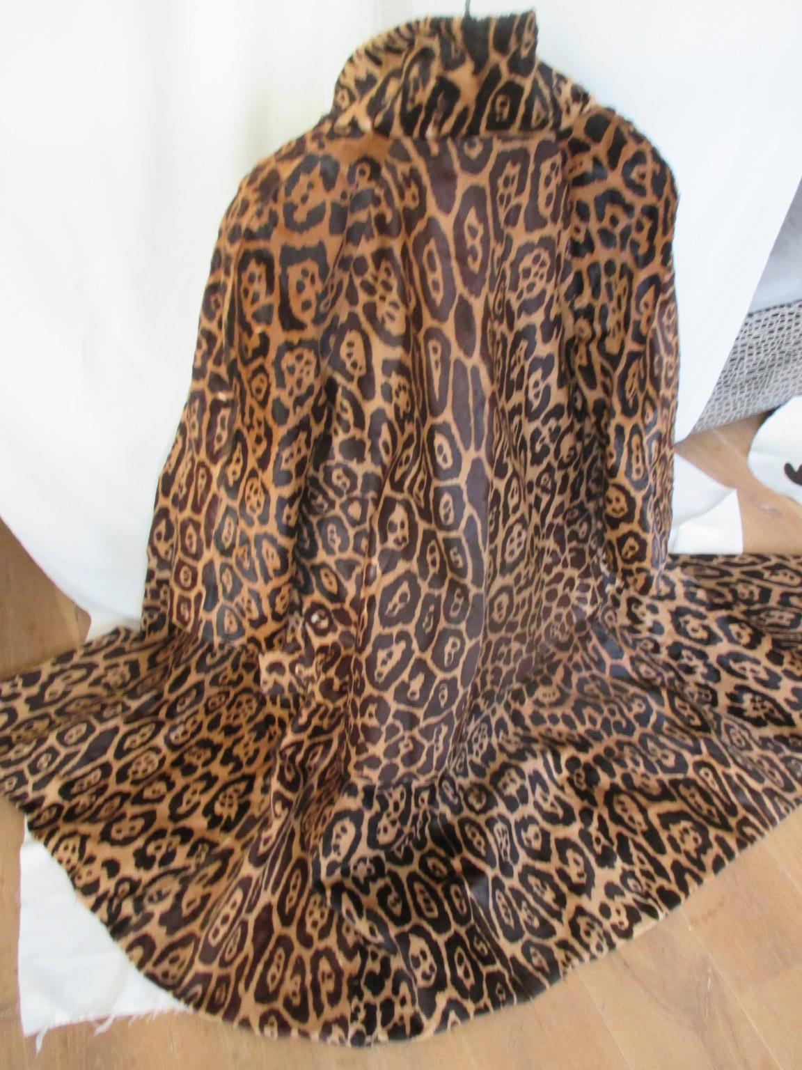 Manteau long réversible en poils de poney léopard en vente 1