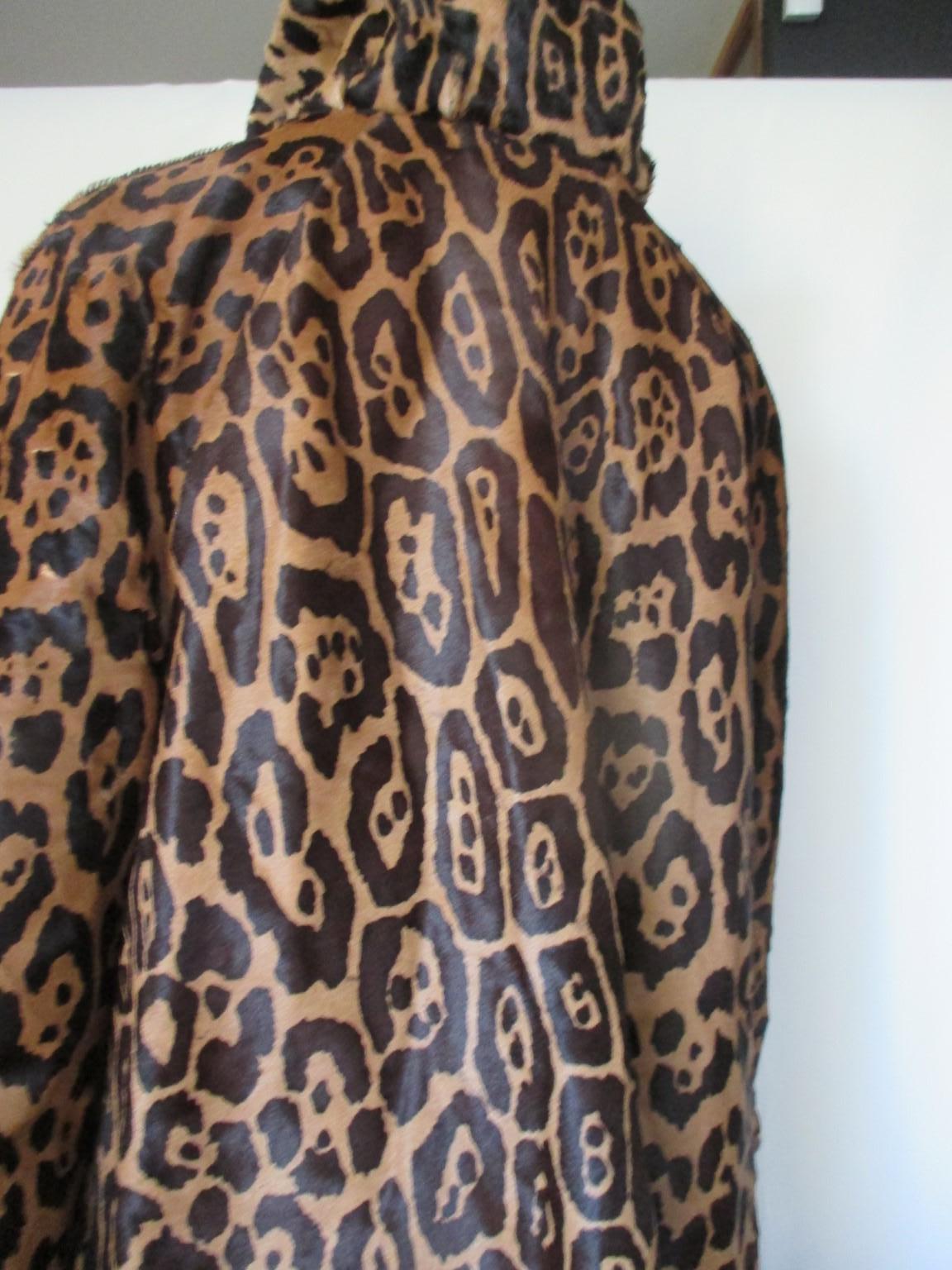 Manteau long réversible en poils de poney léopard en vente 2