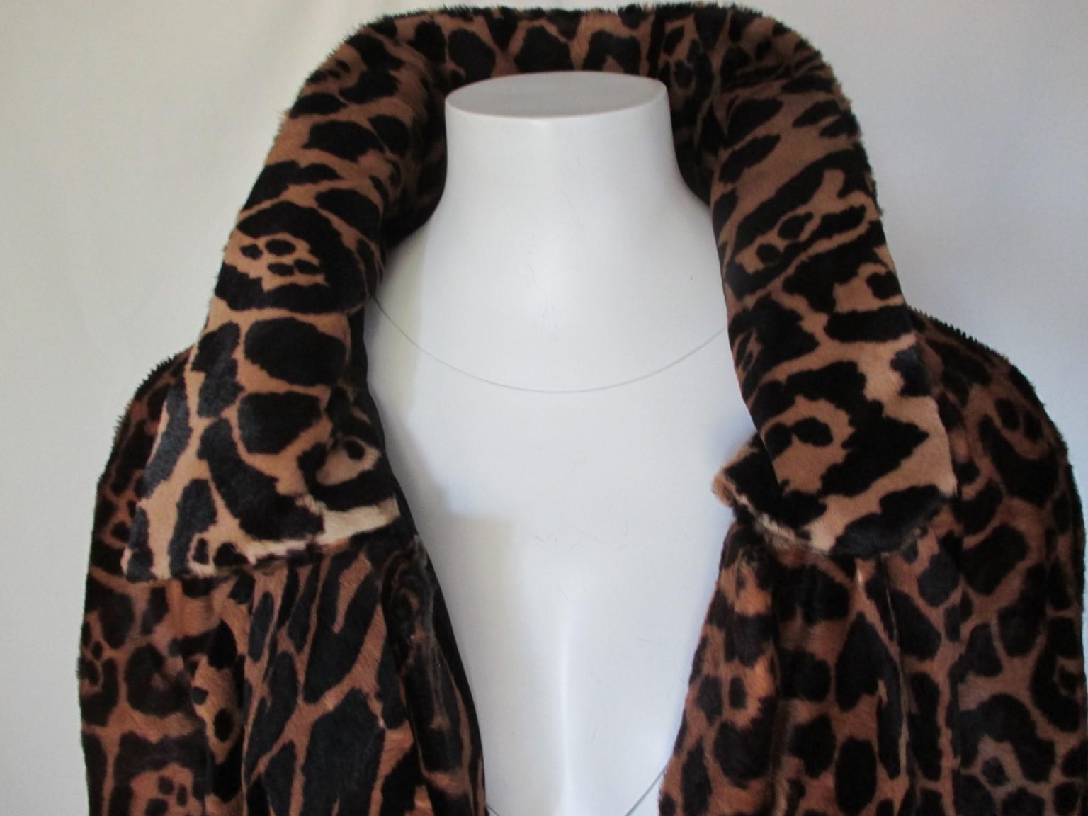 Manteau long réversible en poils de poney léopard en vente 3