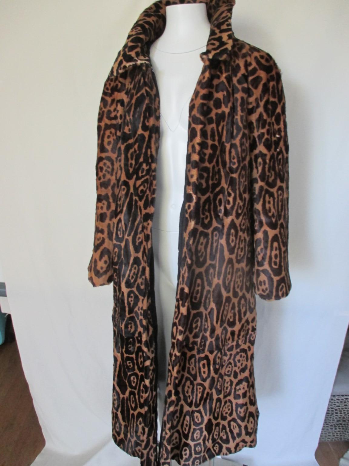 Manteau long réversible en poils de poney léopard en vente 4