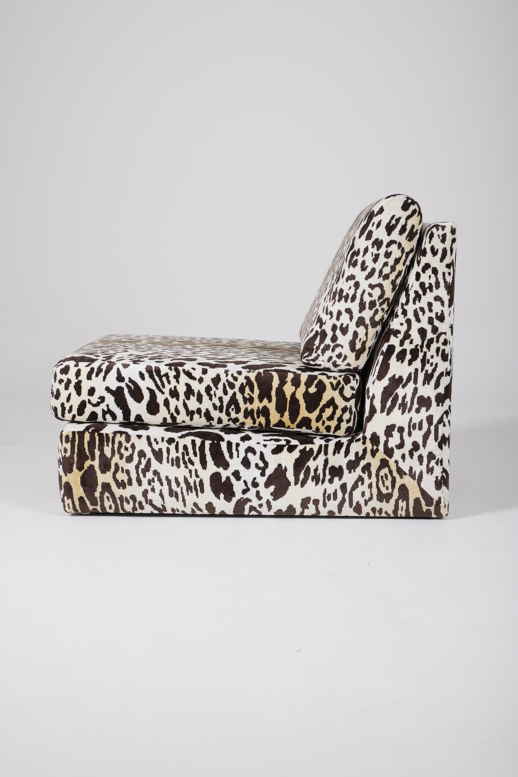1970s leopard-print velvet armchair, fabric by Nobilis. Very good condition.
LP2490