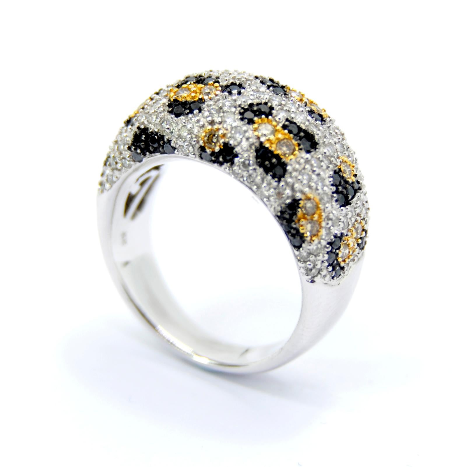 Irama Pradera is a Young designer from Spain that searches always for the best gems and combines classic with contemporary mounting and styles.
These collection is inspired in classicism with architectural mountings  and  vibrant and colorful