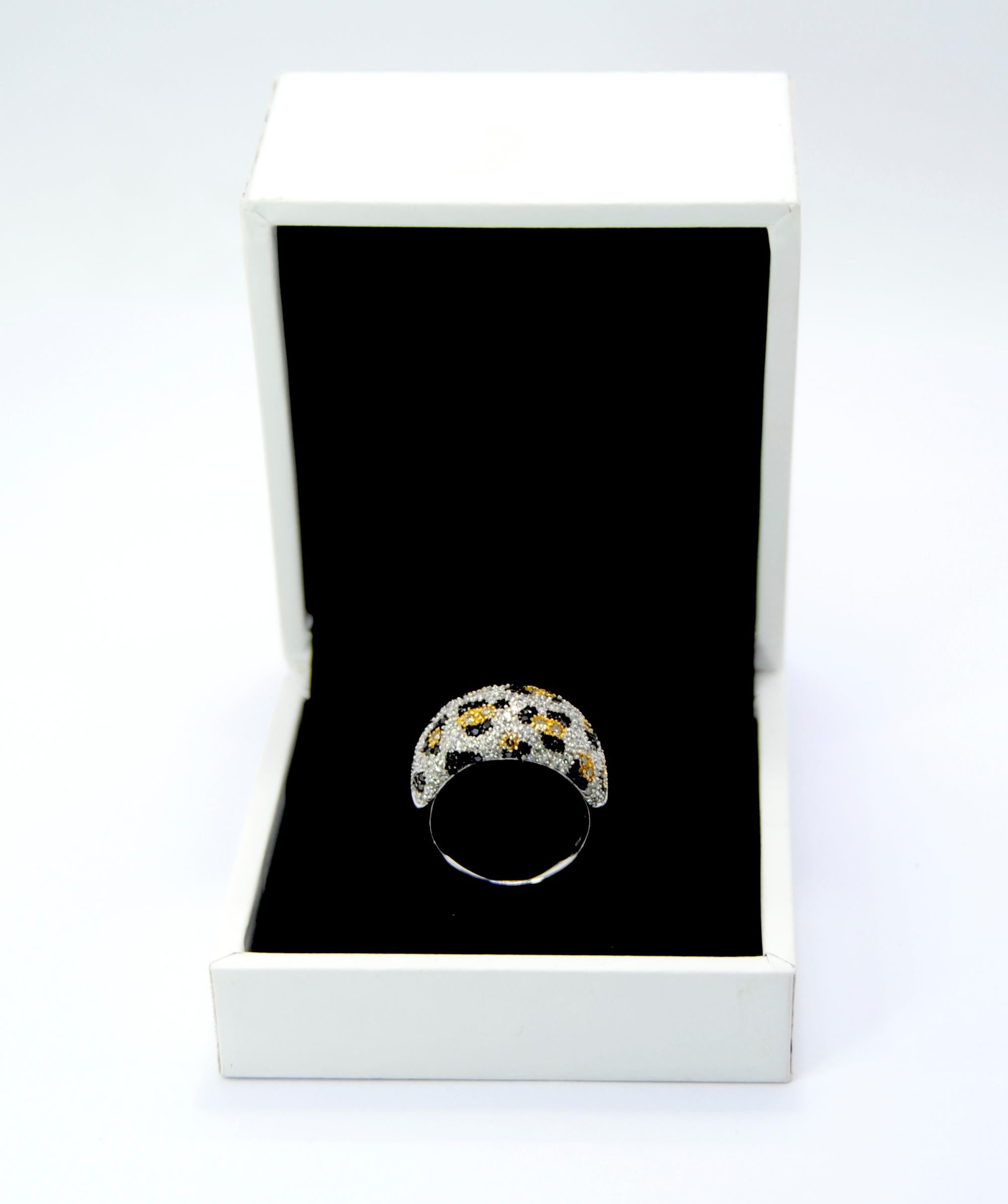Leopard Print Diamond and Colored Diamond in 18 Karat White Gold Ring In New Condition In Bilbao, ES