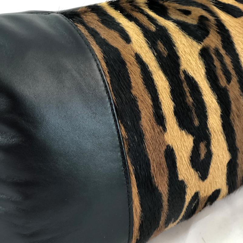 Hollywood Regency Coussin lombaire en cuir noir imprimé léopard en vente