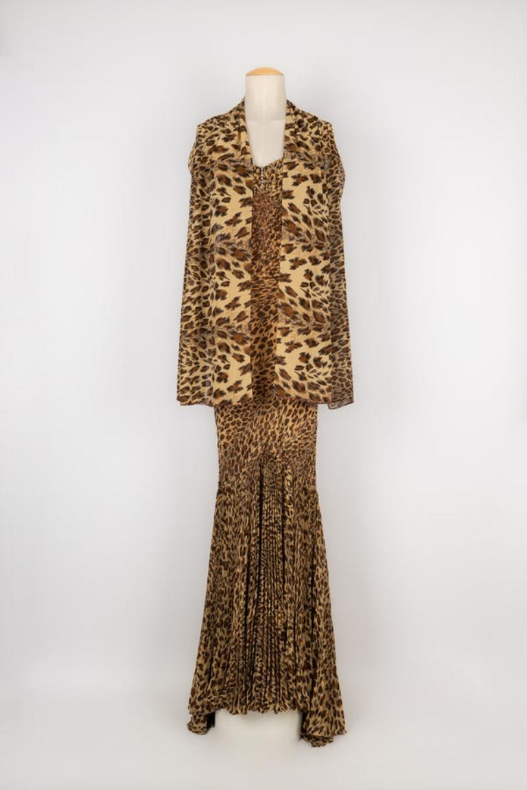 Long bustier dress with leopard pattern, and sequins and pearls embroidered. No size indicated, it fits a 36FR/38FR.

Additional information: 
Condition: Good condition
Dimensions: Chest: 44 cm - Waist: 38 cm - Hips: 42 cm - Length: 150 cm

Seller
