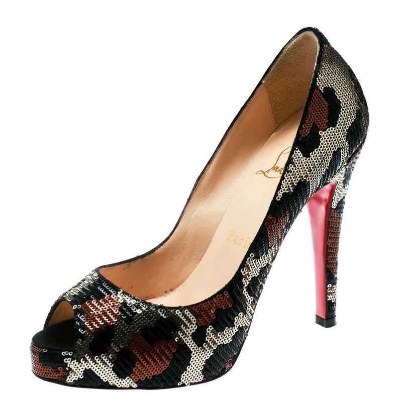 This stunning pair of Very Prive pumps from Christian Louboutin are sure to add some sheen to your outfits. The peep-toe pumps are covered using sequins in the pattern of leopard prints, and they come with comfortable leather insoles. They are