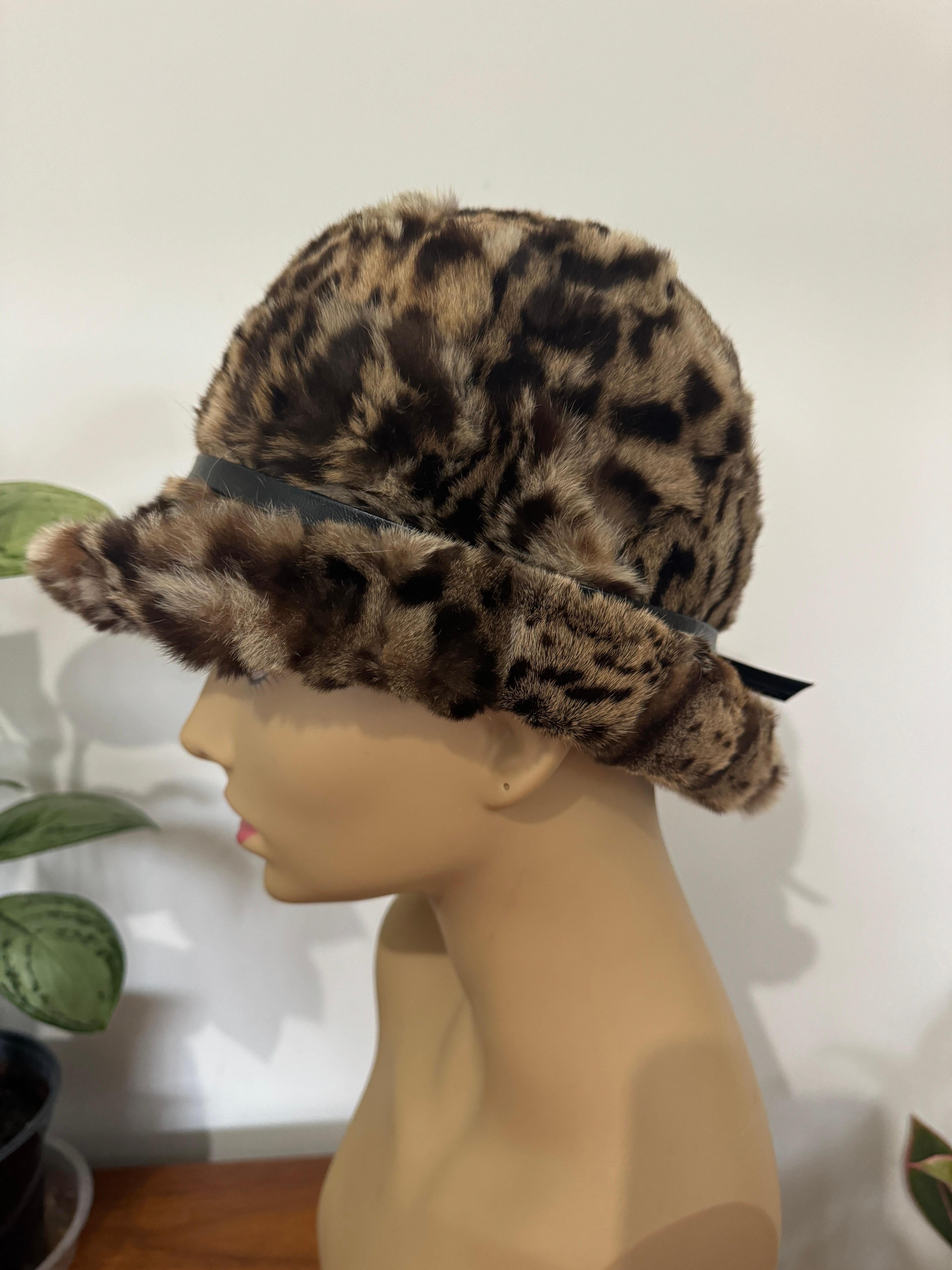 Una splendida stampa leopardata e uno stile Fedora  Cappello anni '60.  Dettagli in pelle con un fiocco sul retro Misura 22in all'interno - XS La pelliccia è morbida e soffice Per le condizioni, fai riferimento alle foto. Le condizioni sono ottime,