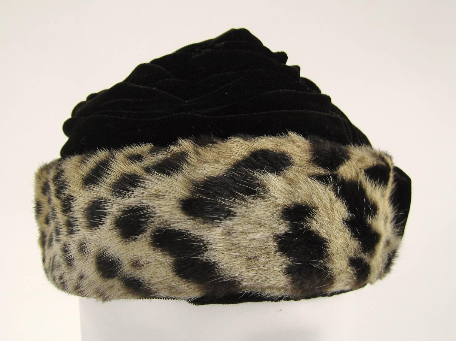 Stupendo cappello con stampa leopardata e velluto anni '60. Velluto increspato sulla parte superiore con un fiocco marrone sul retro Misura 21 cm all'interno - XS Leopard misura 2,3/8 di larghezza. Si prega di fare riferimento alle foto per le