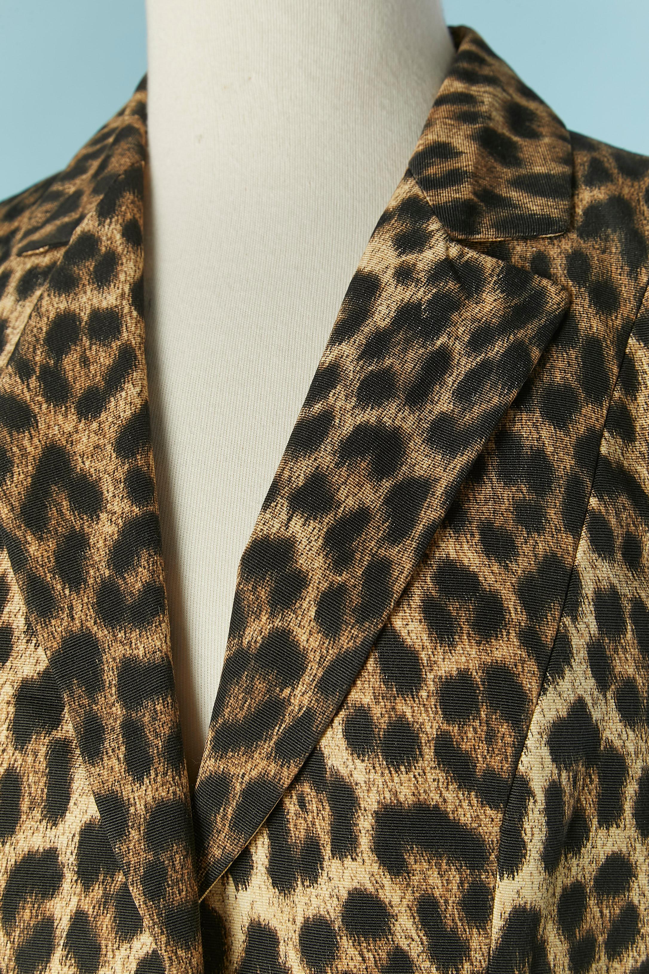  Giacca monopetto leopardata con ricami di fiori in filo. 
Composizione del tessuto principale: 44% rayon, 56% cotone. Fodera in acetato e rayon. 
Chiusura con bottoni sul centro davanti e sui polsini. 
TAGLIA 38 (Fr) M 