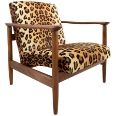 Sillón de terciopelo con estampado de leopardo, madera clara, Edmund Homa, GFM-142, años 60, Polonia