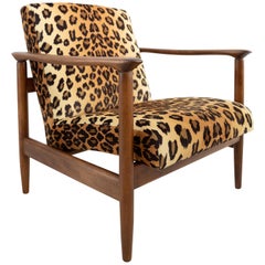 Fauteuil en velours imprimé léopard, bois clair, Edmund Homa, GFM-142, années 1960, Pologne