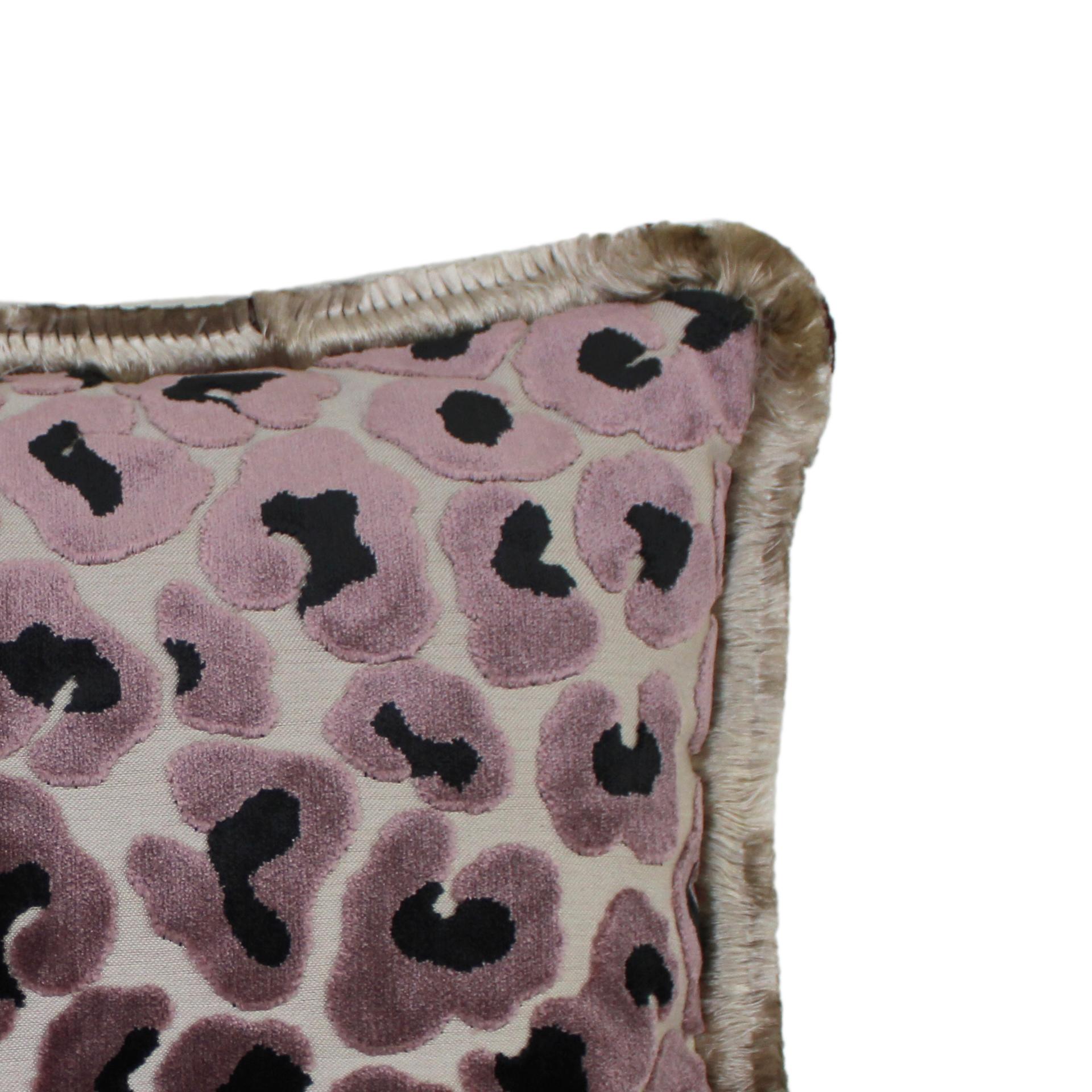 Coussin en velours imprimé léopard en coton avec bordure à double épingle et dos en lin Bon état - En vente à Madrid, ES