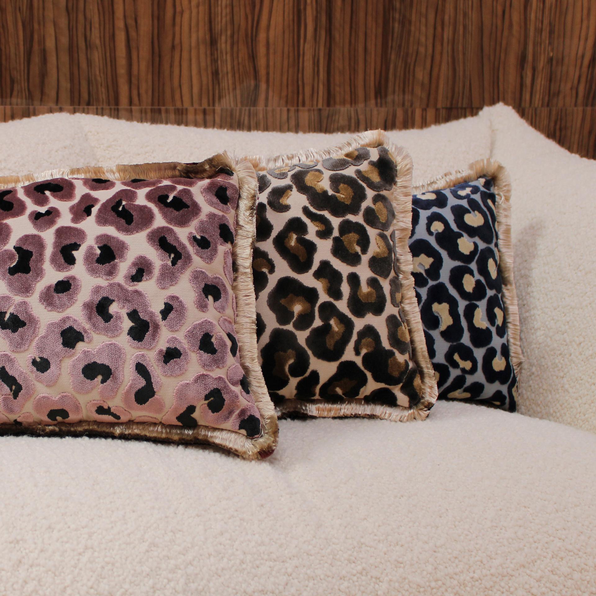 Coussin en velours imprimé léopard en coton avec bordure à double épingle et dos en lin Bon état - En vente à Ibiza, Spain