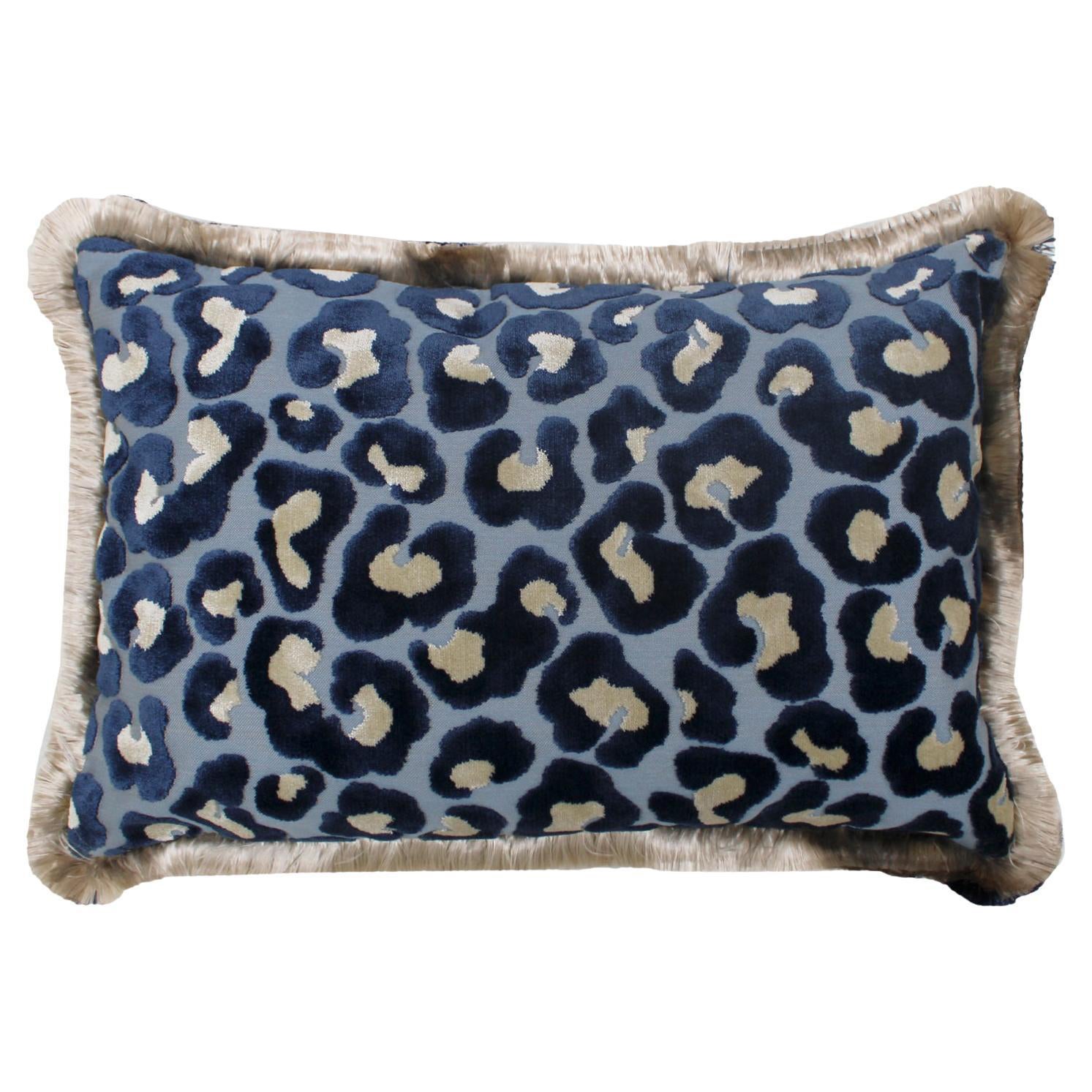 Cojín de terciopelo con estampado de leopardo en algodón con doble ribete de espumillón y reverso de lino